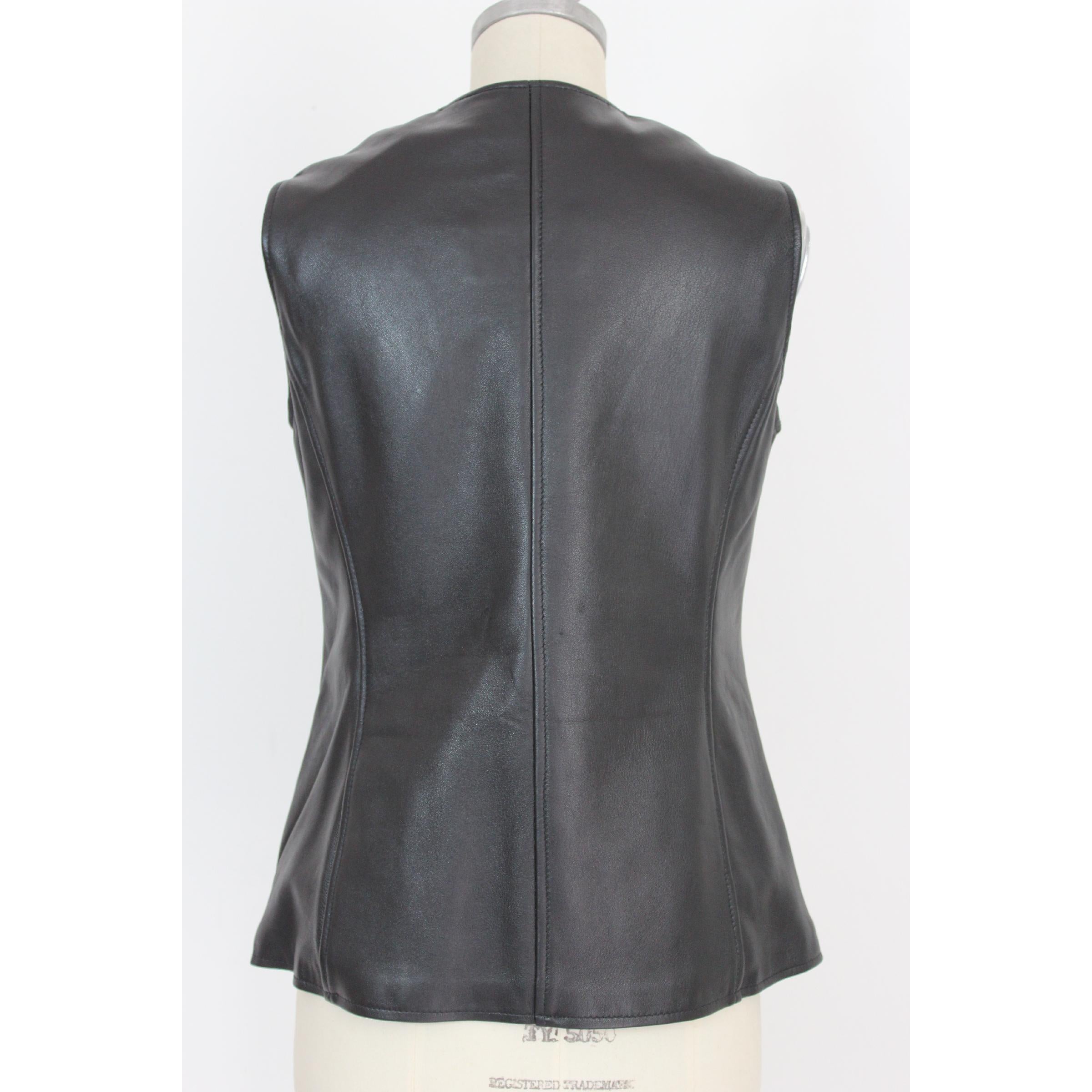 Mabrun vintage 90s women's vest. Slim fit biker model, black, 100% leather. Zip closure, lined interior. Made in Italy. New with tag.

Size: 42 It 8 Us 10 Uk

Shoulder: 42 cm
Bust/Chest: 46 cm
Length: 64 cm