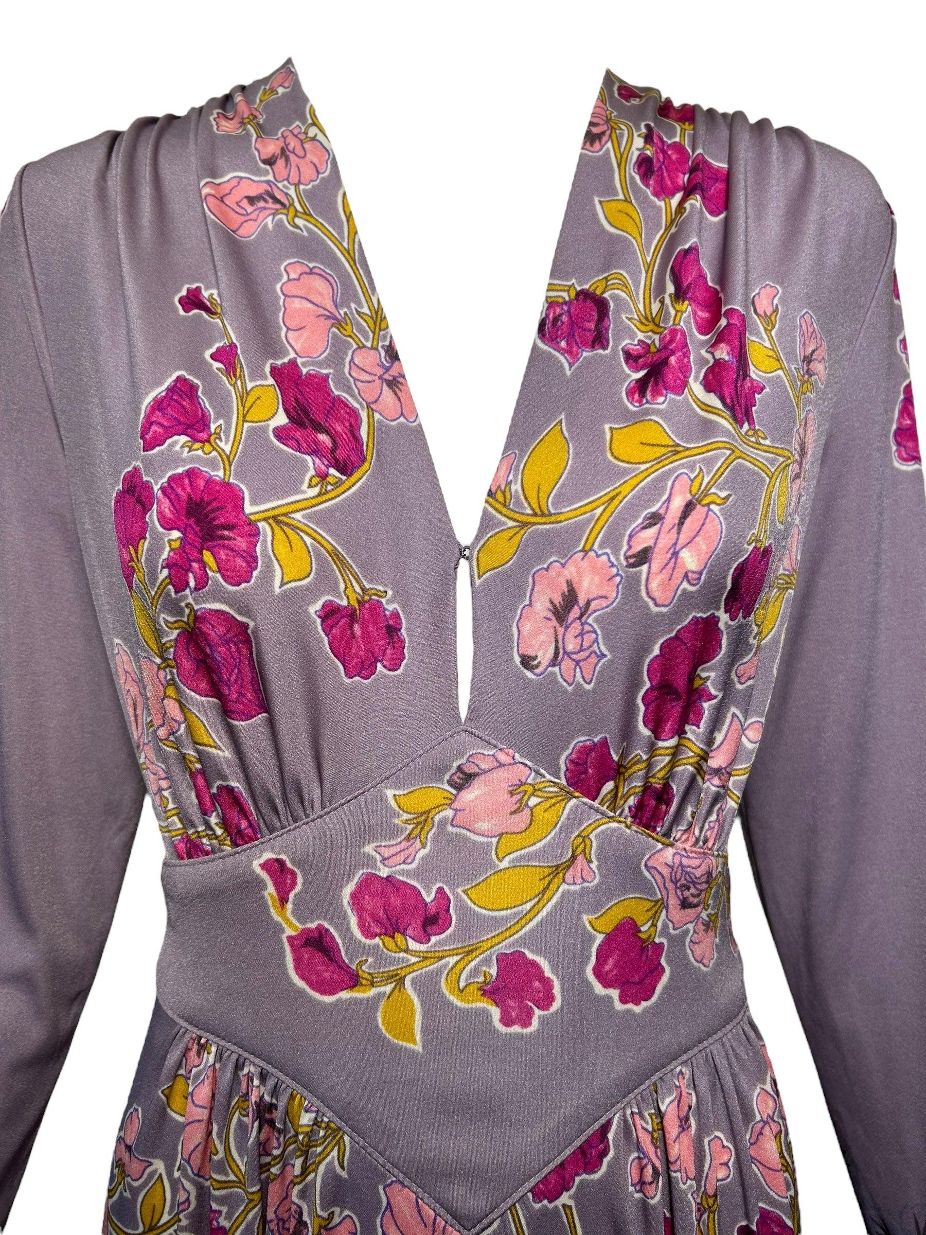 A darling example of novelty print 1970s goodness! This floral lavender number is a perfect pastel wearable bouquet. Classy, flirty and fun. In excellent vintage condition, no zipper but has a chest hook clasp and a tie for the waist. Semi-stretchy