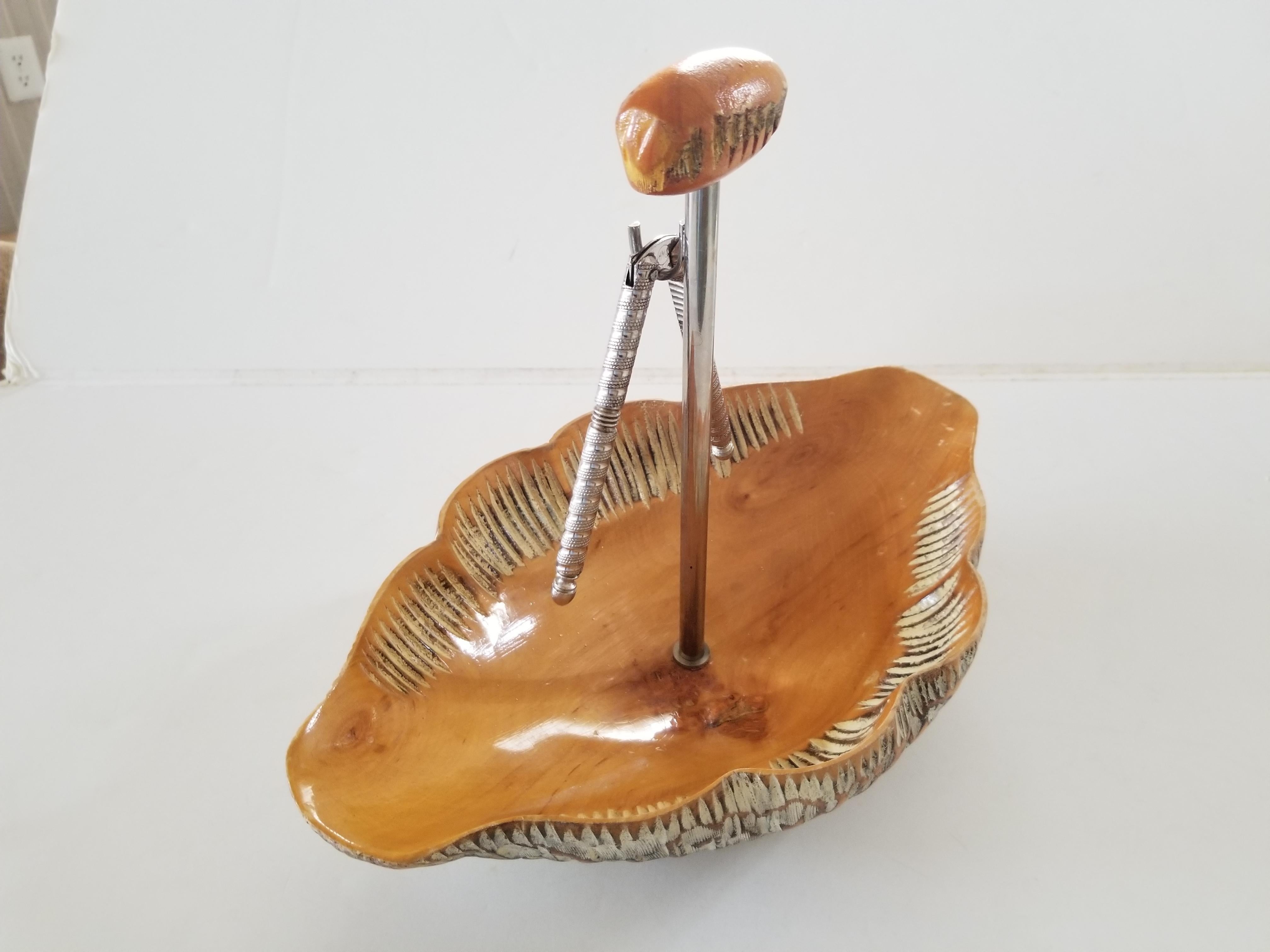 Macabo Cusano designer Aldo Tura Bol à noix en bois sculpté avec casse-noisettes Milan, Italie années 1960 
12,5 L x 7,5 L x 10 Haut.
Le fabricant a apposé son cachet sur la face inférieure.  Casse-noix avec casse-noix. 
Original preowned unrestored