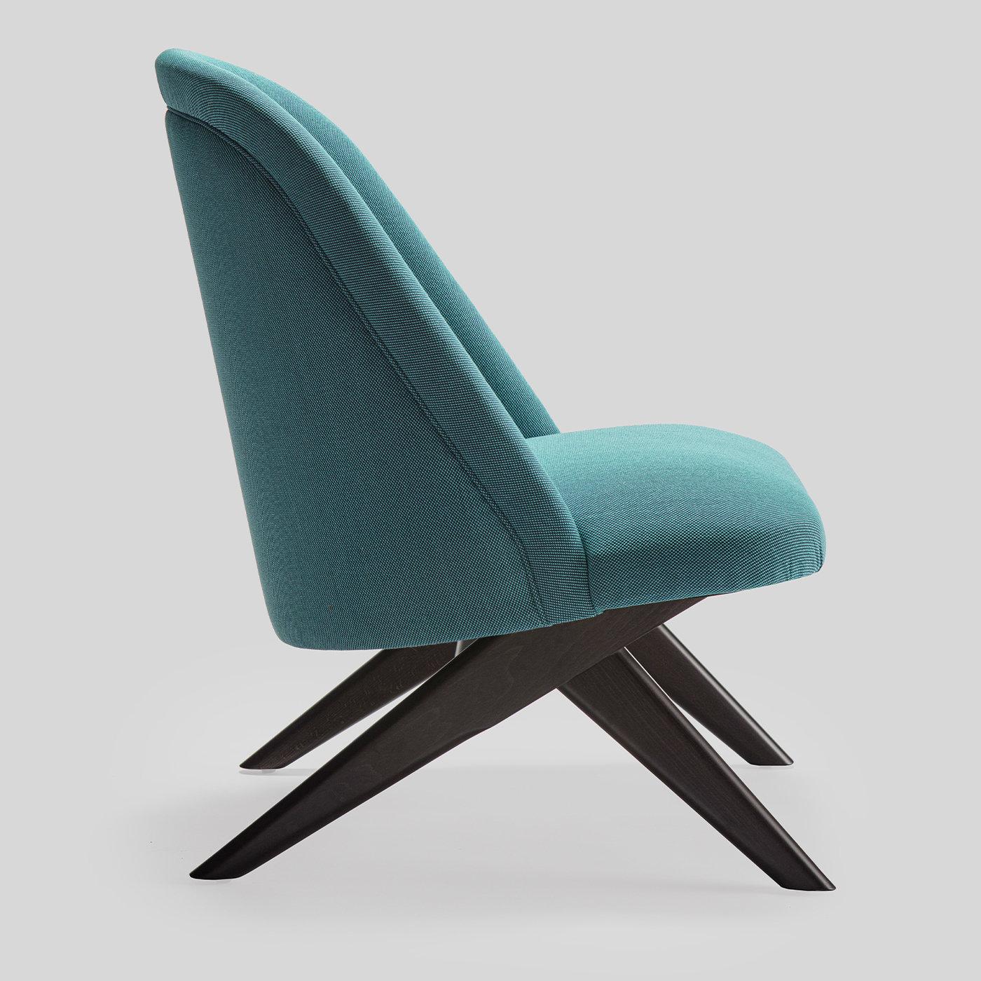 Un vivo toque de color para complementar cualquier espacio privado o contract, este sillón lounge se distingue por sus líneas geométricas minimalistas que destilan un confort y una relajación excepcionales. Apoyado sobre una estructura de madera,