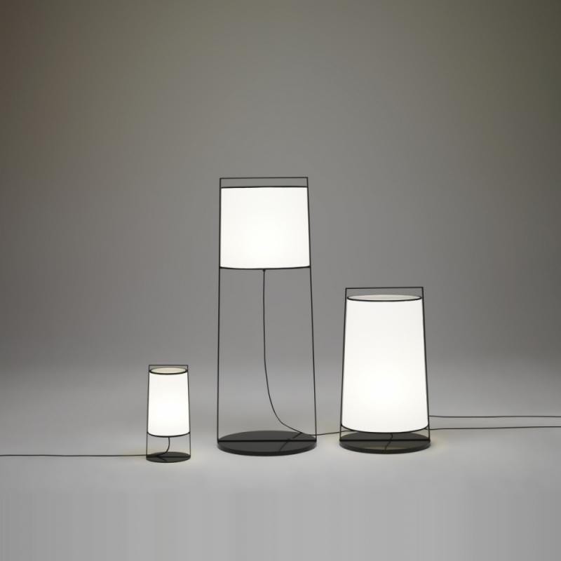 Codice 551.65 
Collezione di lampade che rivisitano le tradizionali lanterne giapponesi, caratterizzate da uno stile minimale ed elegante e disponibili in quattro versioni per qualsiasi ambiente, da terra (in due varianti) o da parete e da tavolo.