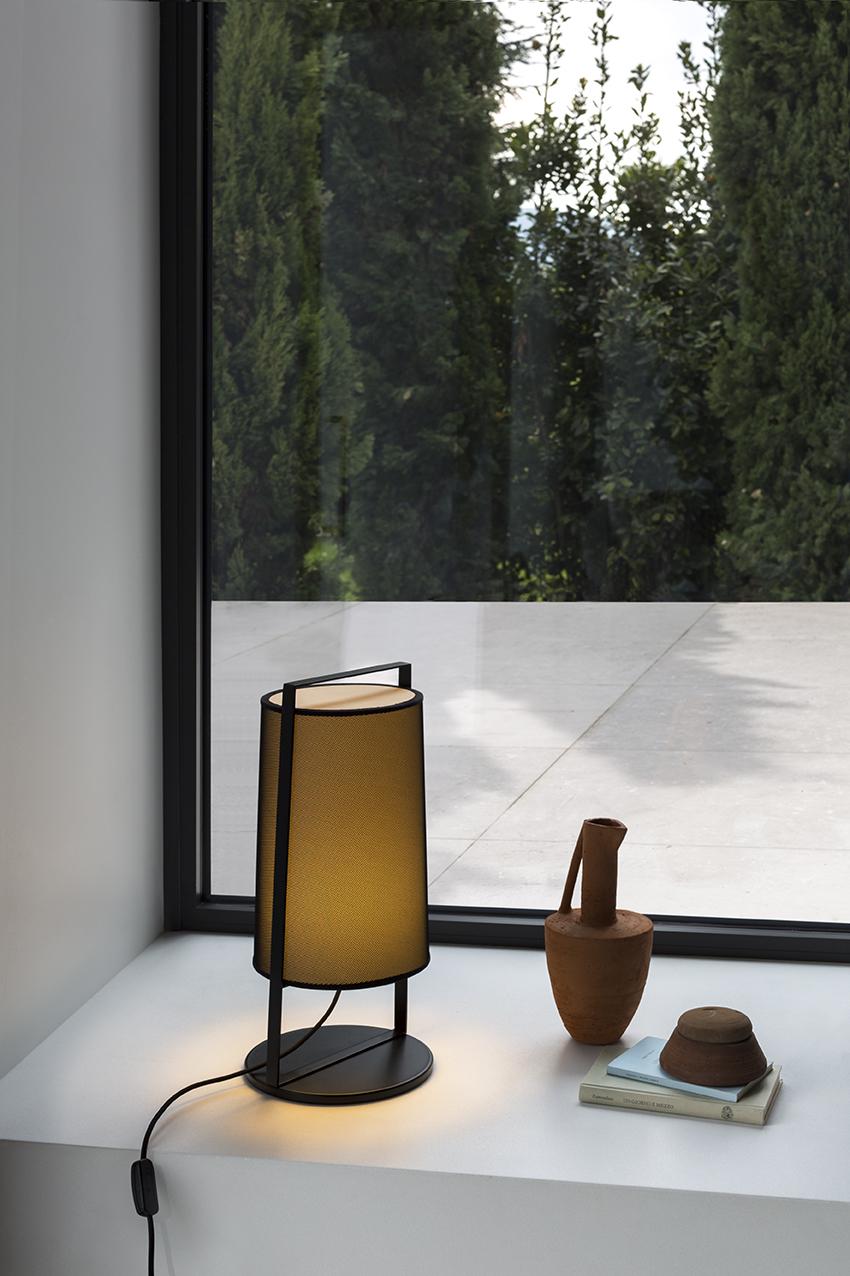 Code 551.32.
Collection of lamps revisiting traditional Japanese lanterns, characterized by a minimal and elegant style and available in four versions for any environment, floor (in two varieties) or wall and table. The structure is made by metal