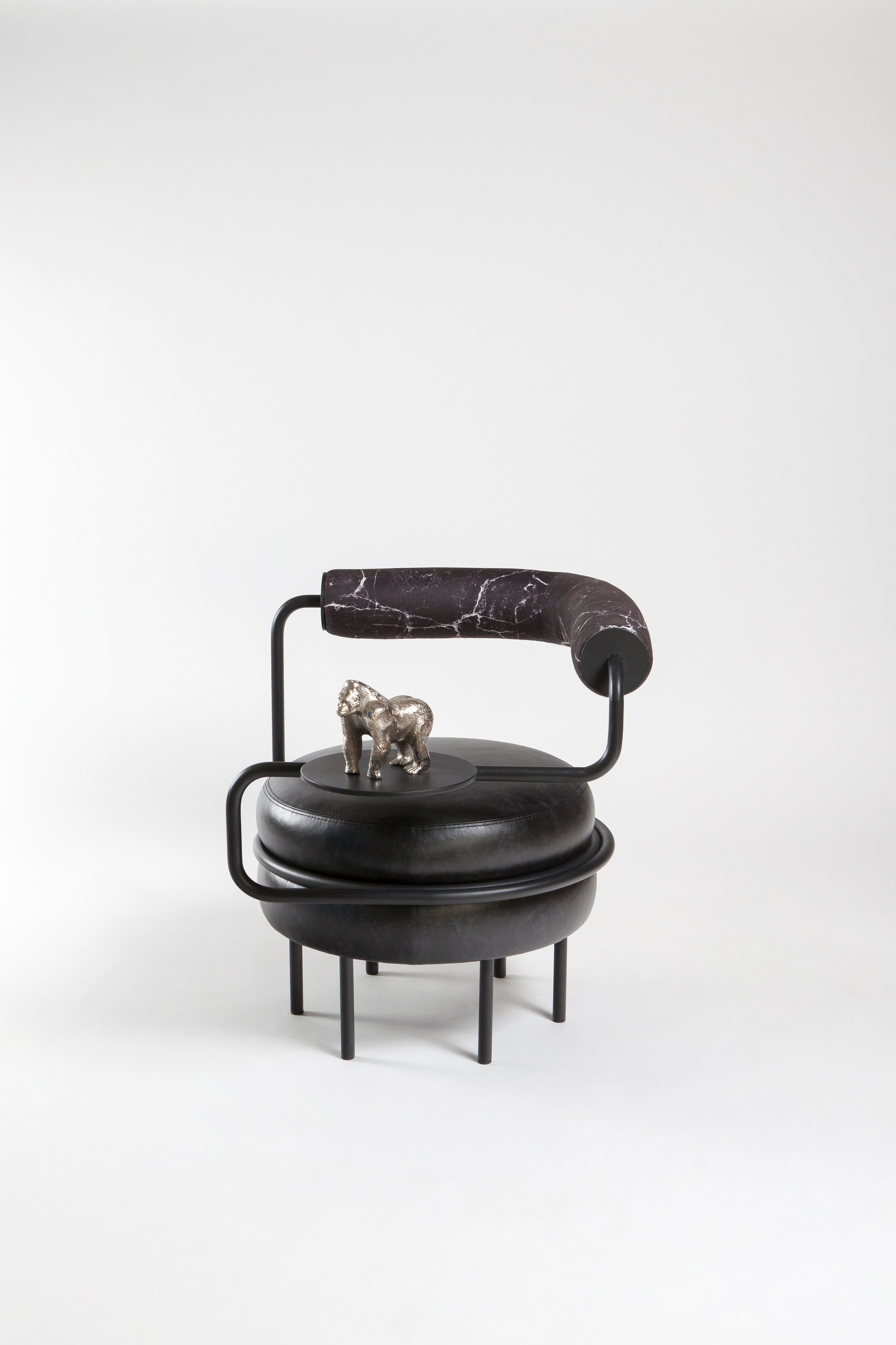 Kontra's Interpretation von Macaron. Bequemer lila Sessel.
Der einarmige Ledersessel bietet eine bequeme Sitzgelegenheit mit einem eigenen Beistelltisch.