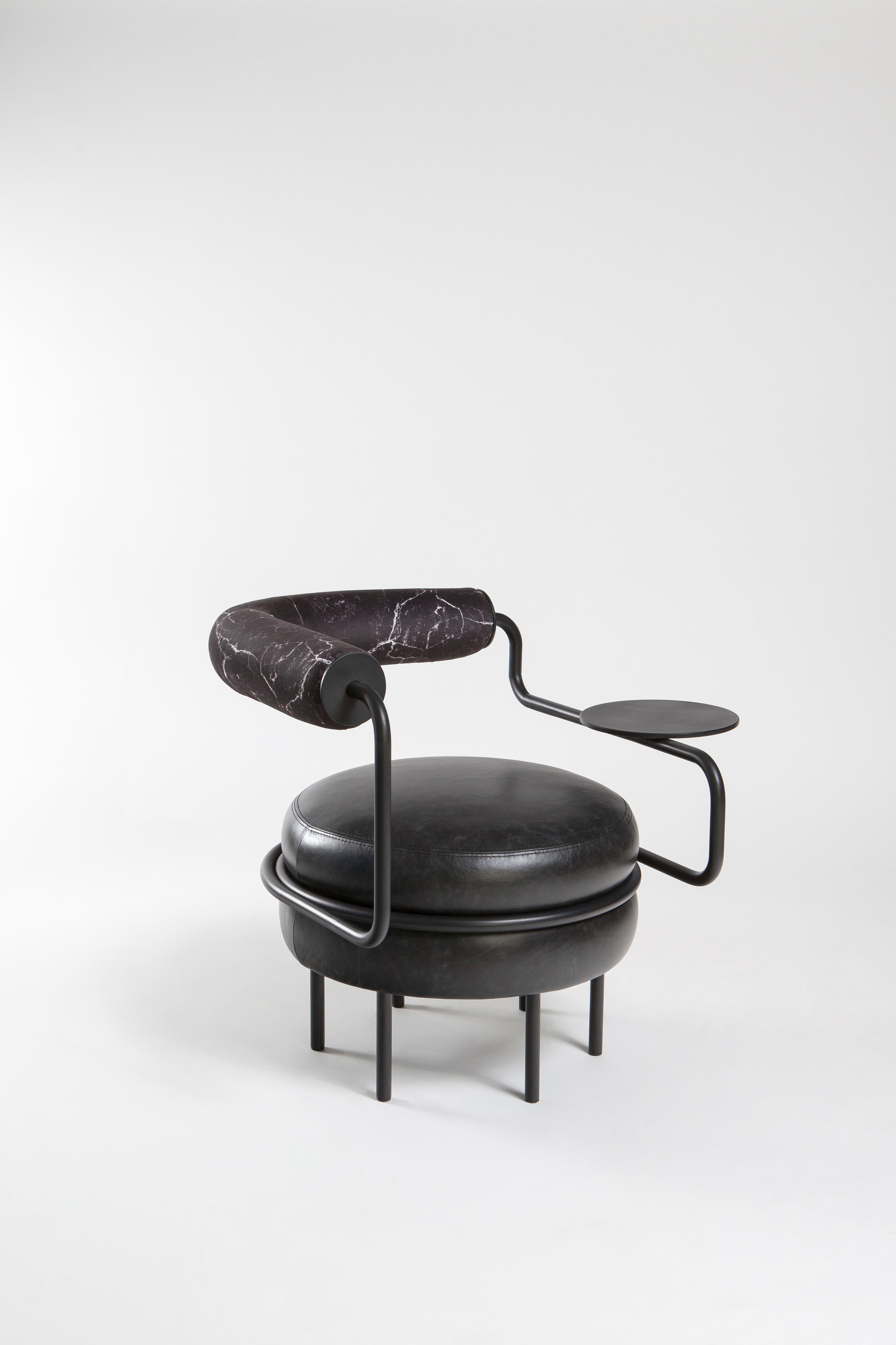 Macaron, Einarmiger Mid-Century Modern-Lederstuhl (Moderne der Mitte des Jahrhunderts) im Angebot