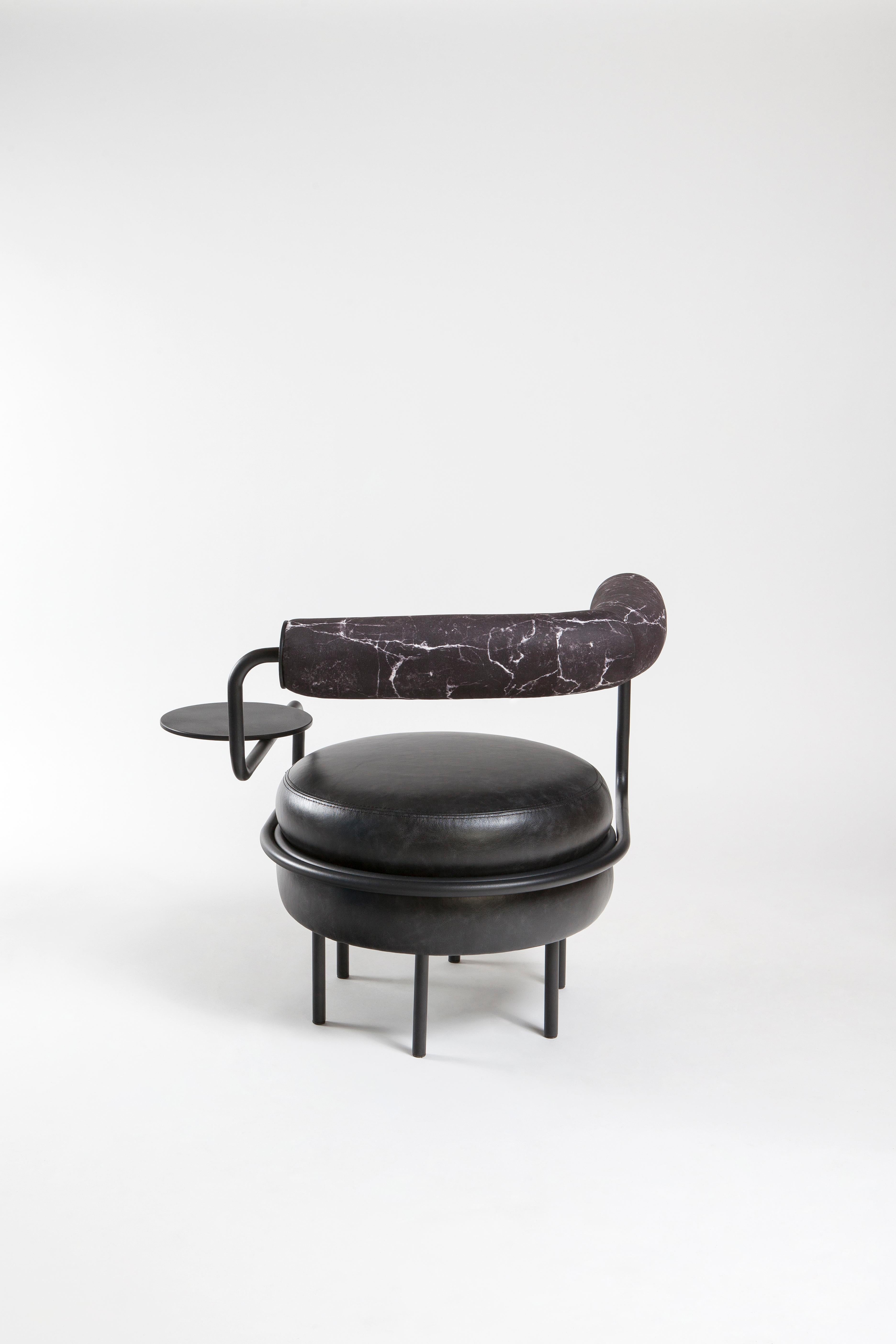 Mid-Century Modern Macaron, chaise en cuir à un bras, mi-siècle moderne en vente