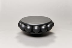 Table basse sculpturale du Macao par Lara Bohinc en bois teinté noir, en stock