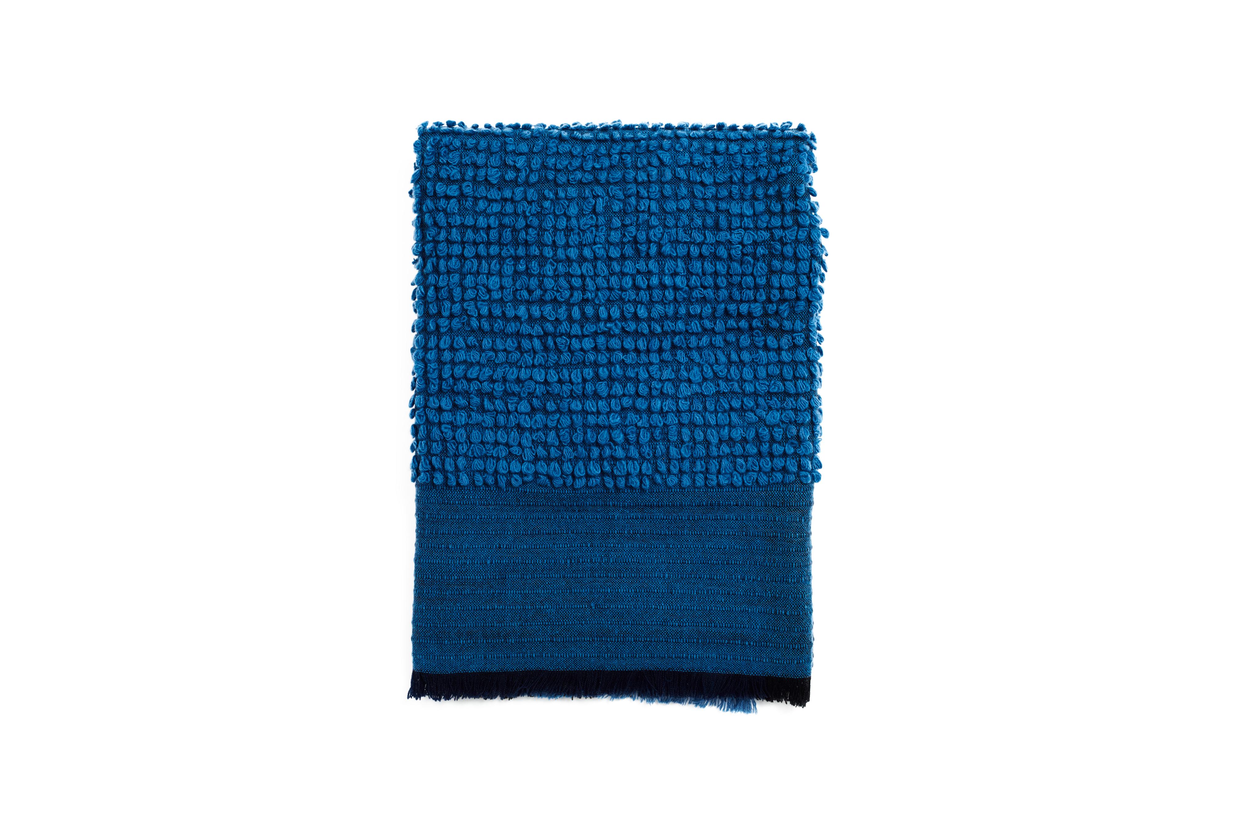 Macaroon Midnight Plush Merino Handloom Throw /  Coperta in blu notte intenso in vendita 8