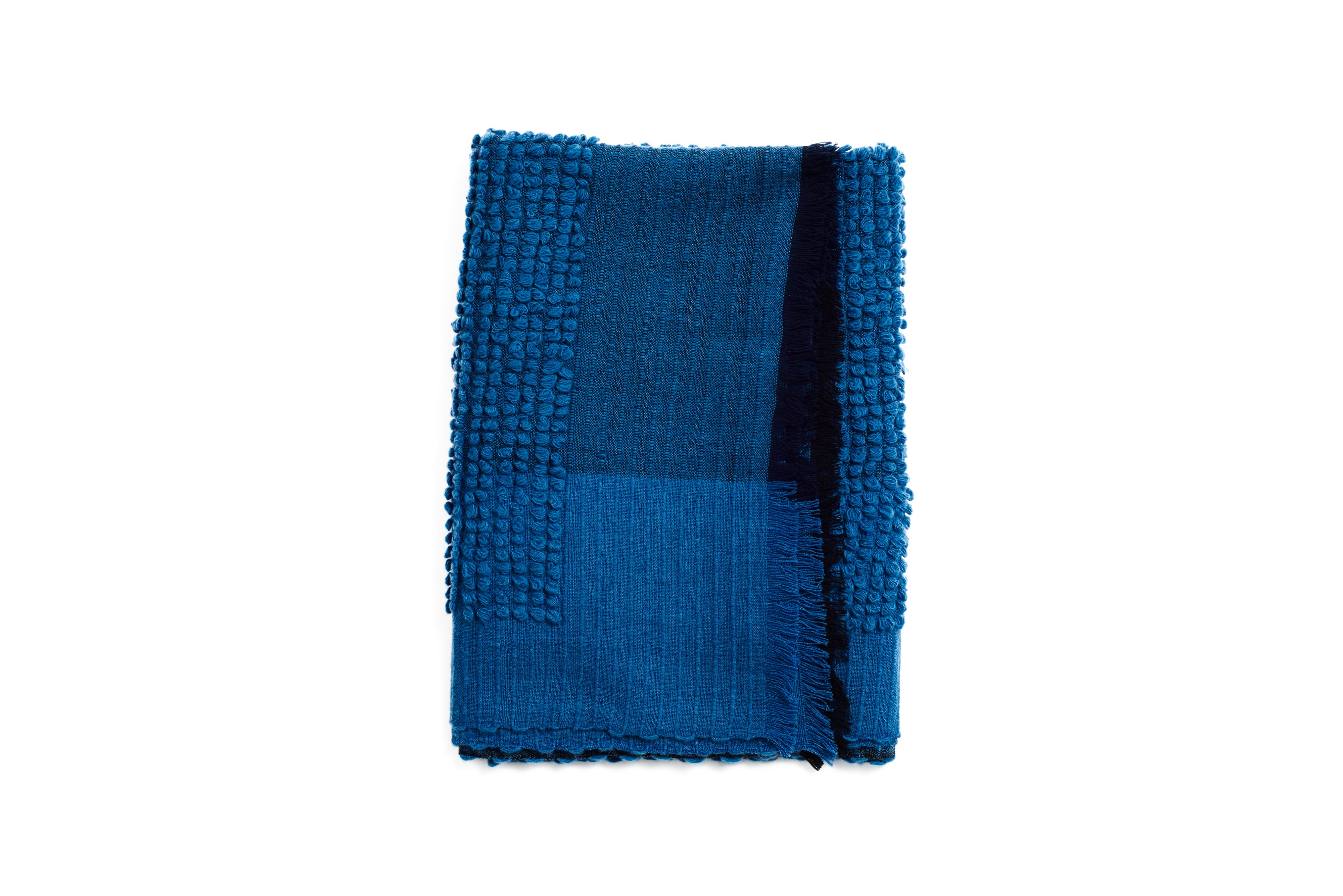 Macaroon Midnight Plush Merino Handloom Throw /  Coperta in blu notte intenso in vendita 9