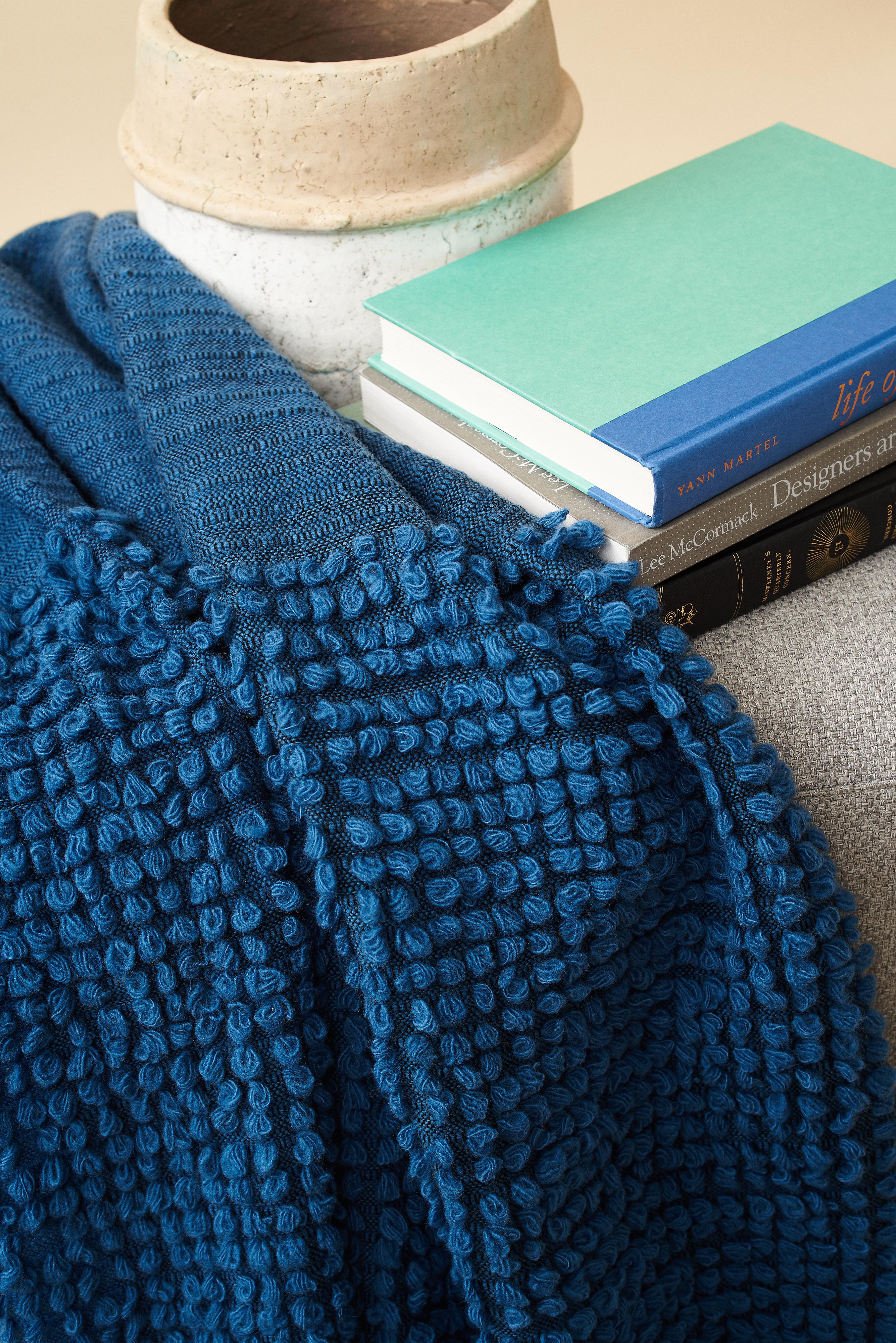 Macaroon Midnight Plush Merino Handloom Throw /  Coperta in blu notte intenso in vendita 10