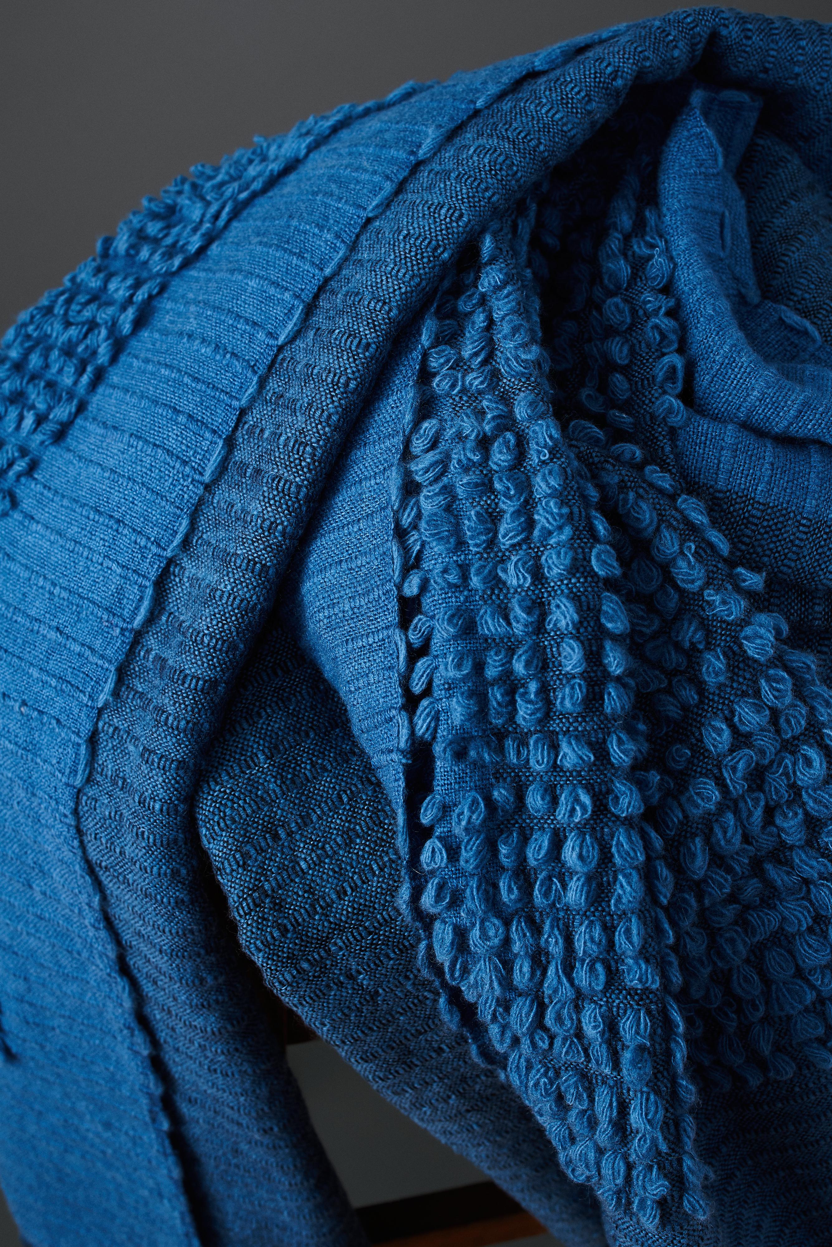 Macaroon Midnight Plush Merino Handloom Throw /  Coperta in blu notte intenso in vendita 11