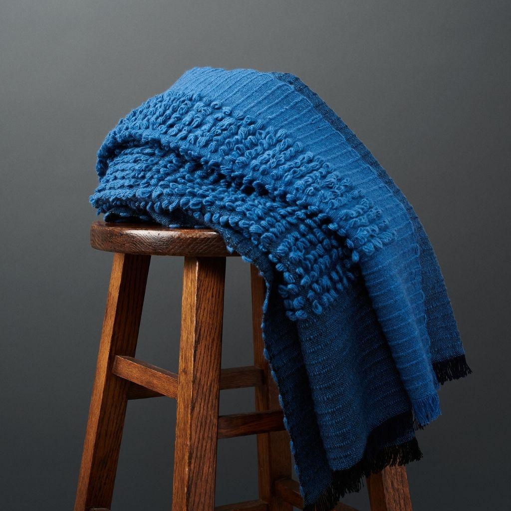 Moderno Macaroon Midnight Plush Merino Handloom Throw /  Coperta in blu notte intenso in vendita