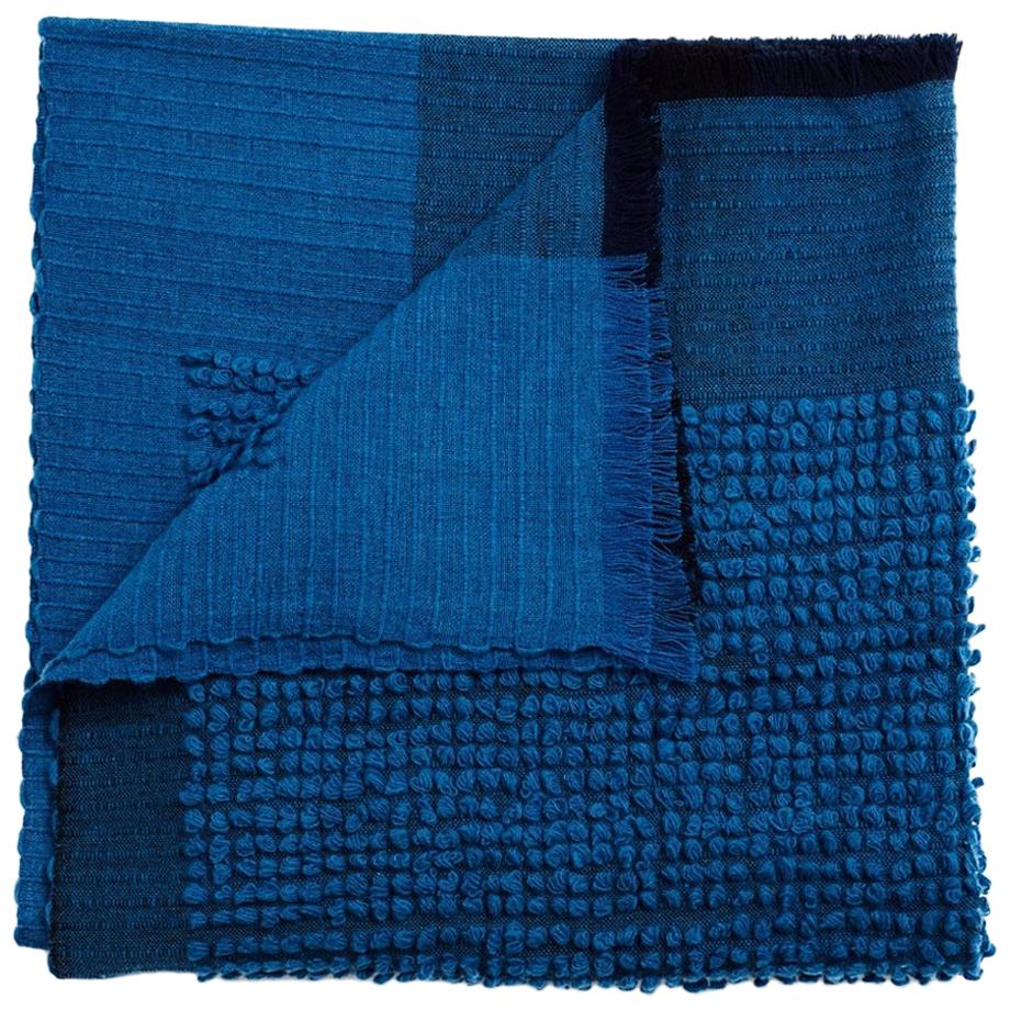 Foulard artisanal en peluche mérinos du Macao du milieu du siècle /  Couverture en bleus foncés Midnight