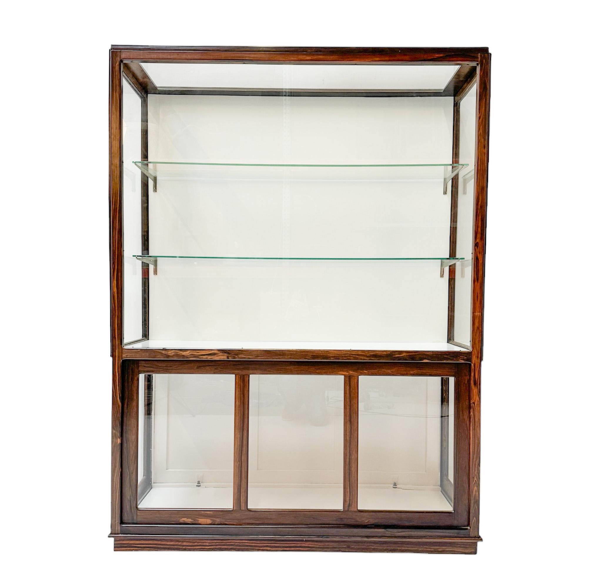 Magnificent and rare Art Deco Amsterdamse School display cabinet or vitrine.
Design by Napoleon Le Grand for 't Modelhuis N. Legrand Amsterdam.
Solid macassar ebony base with two original long doors and two original small doors.
Two original