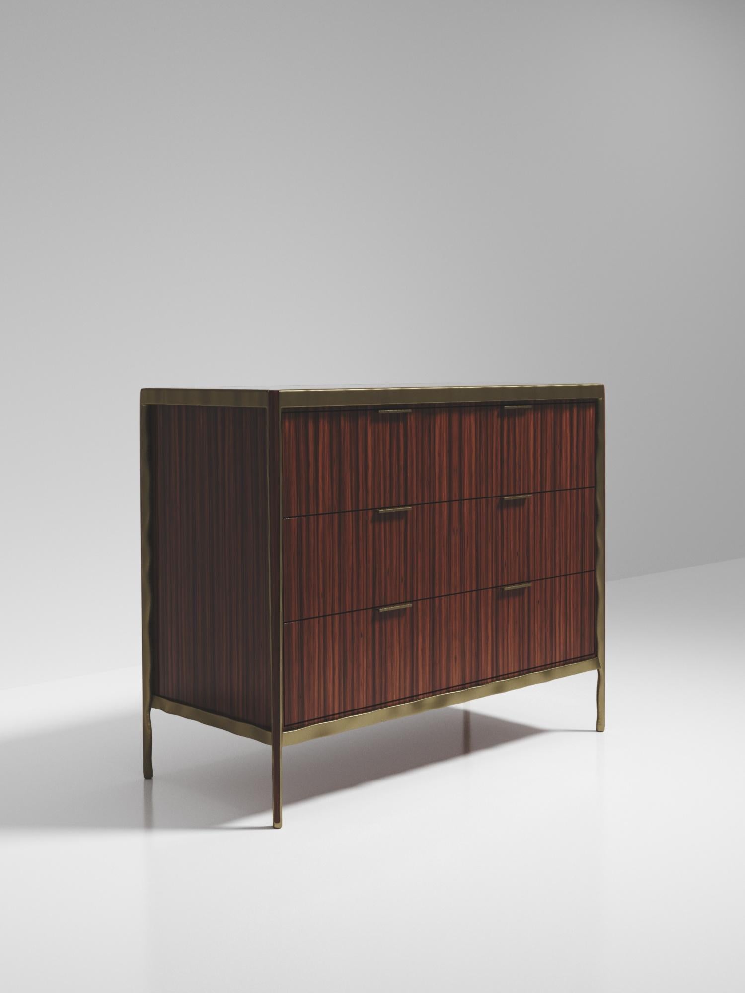 Ottone Cassettiera Macassar con dettagli in ottone patinato e bronzo di R&Y Augousti in vendita