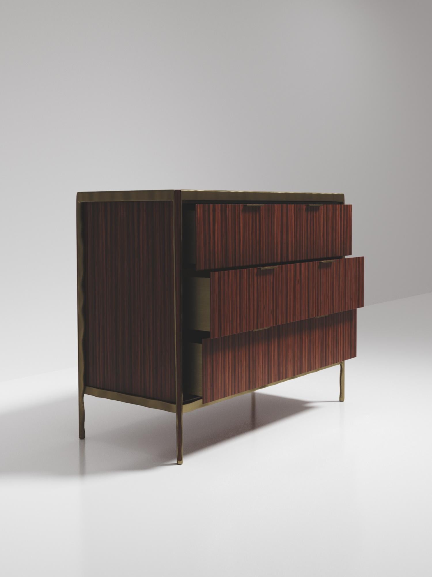 Cassettiera Macassar con dettagli in ottone patinato e bronzo di R&Y Augousti in vendita 1
