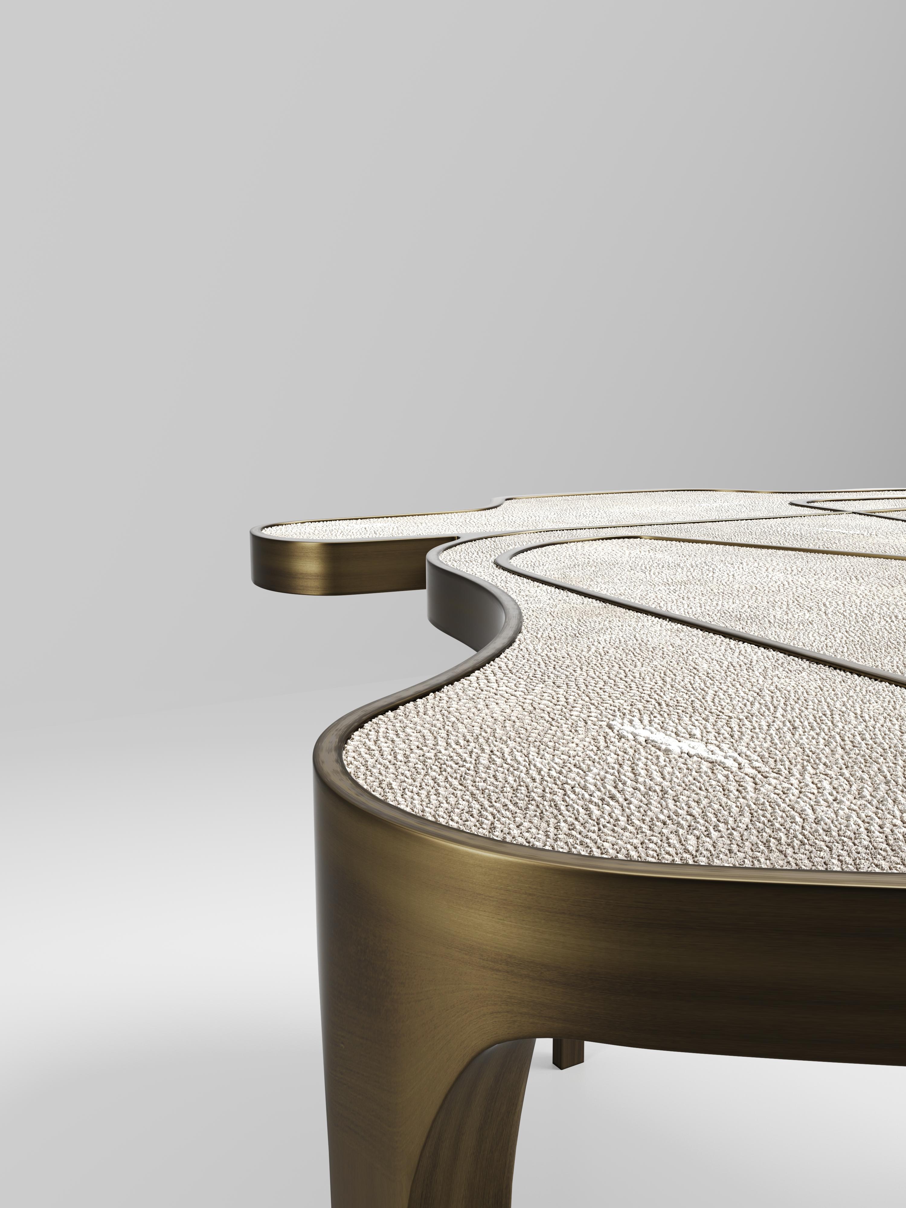 Table basse Cocteau en macassar avec accents en laiton patiné par R & Y Augousti en vente 7