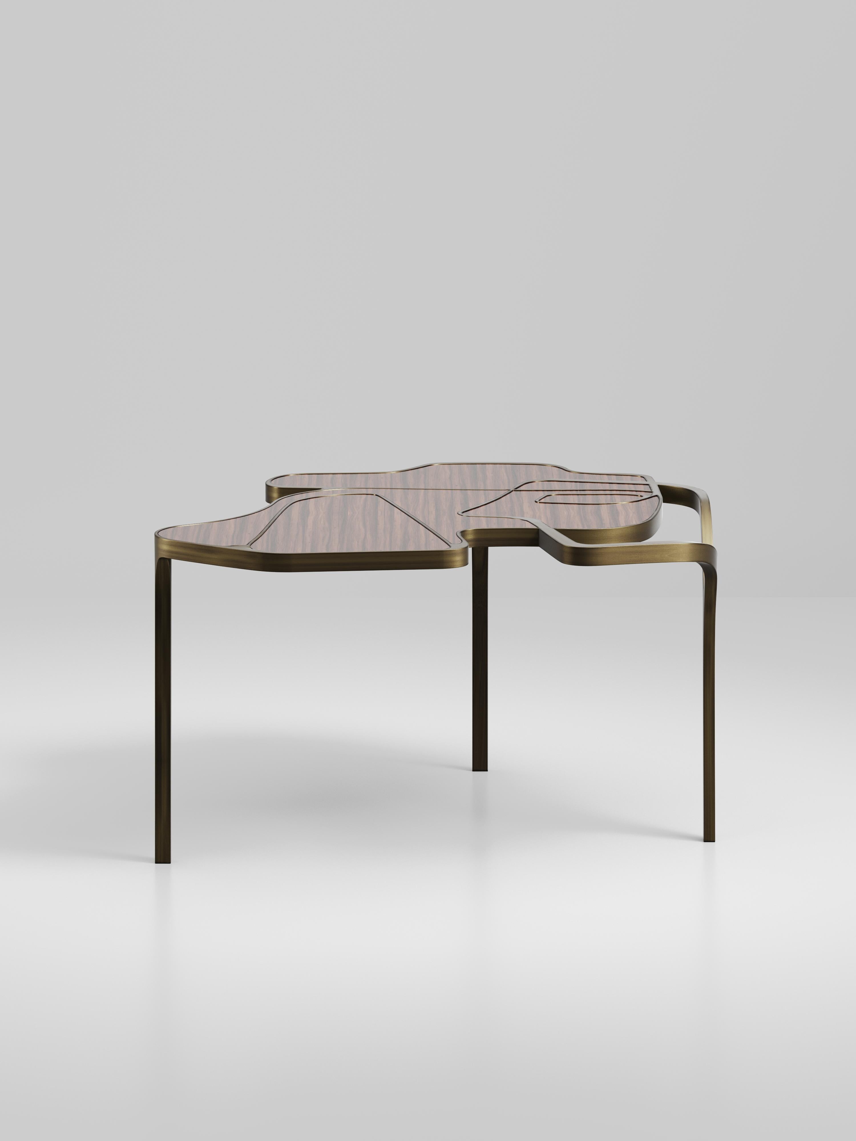 Art déco Table basse Cocteau en macassar avec accents en laiton patiné par R & Y Augousti en vente