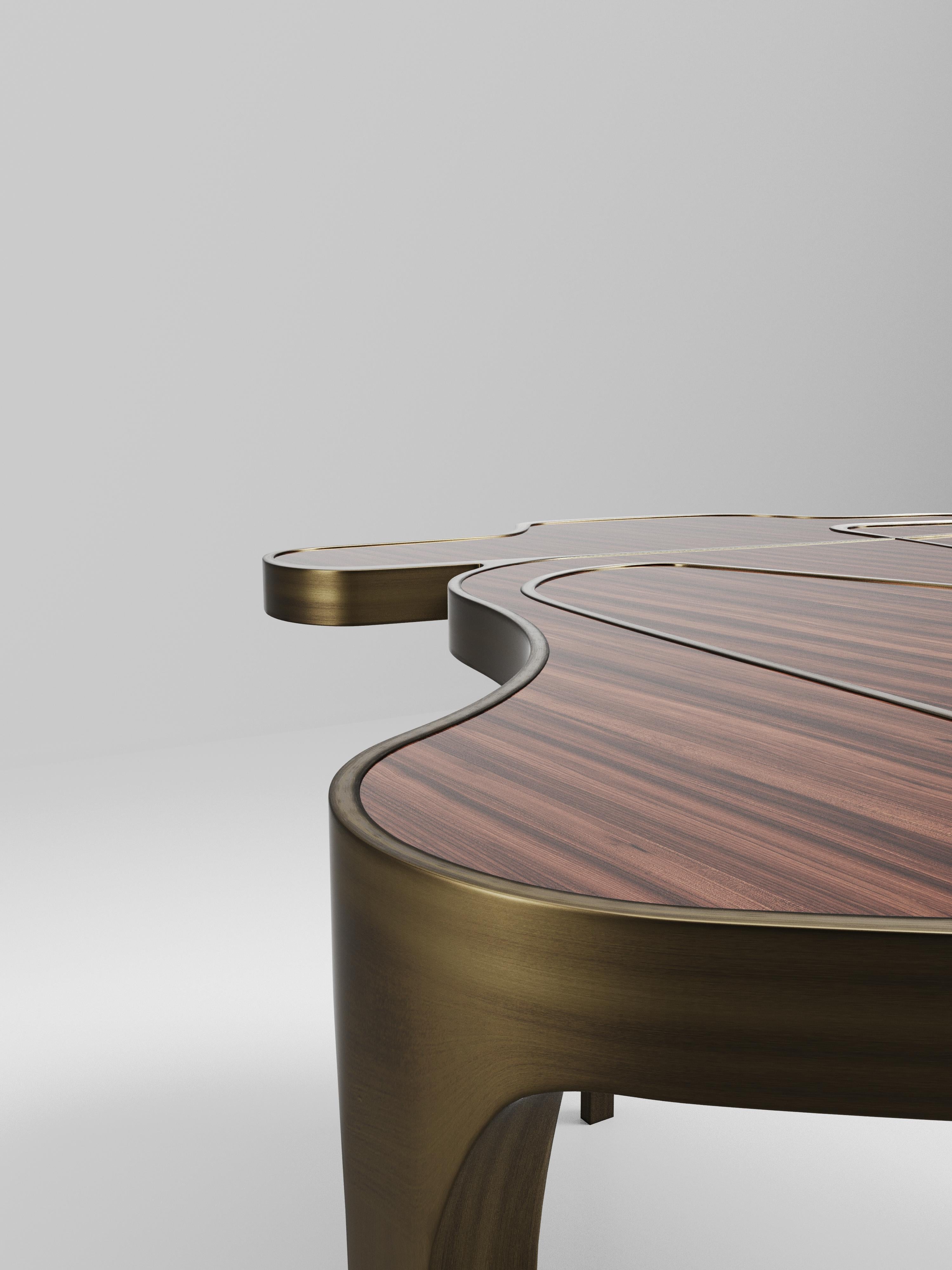 Fait main Table basse Cocteau en macassar avec accents en laiton patiné par R & Y Augousti en vente