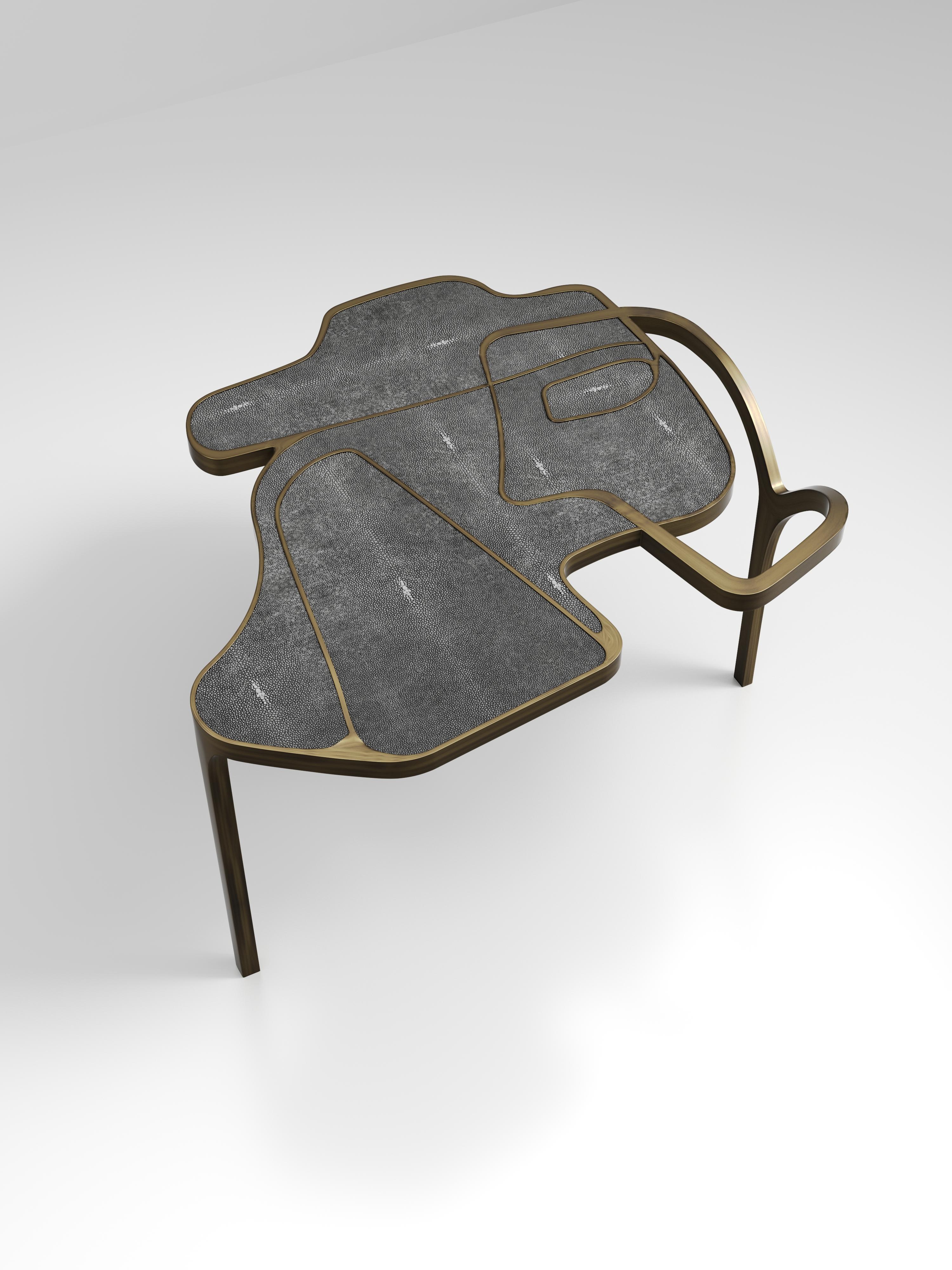 Table basse Cocteau en macassar avec accents en laiton patiné par R & Y Augousti en vente 1