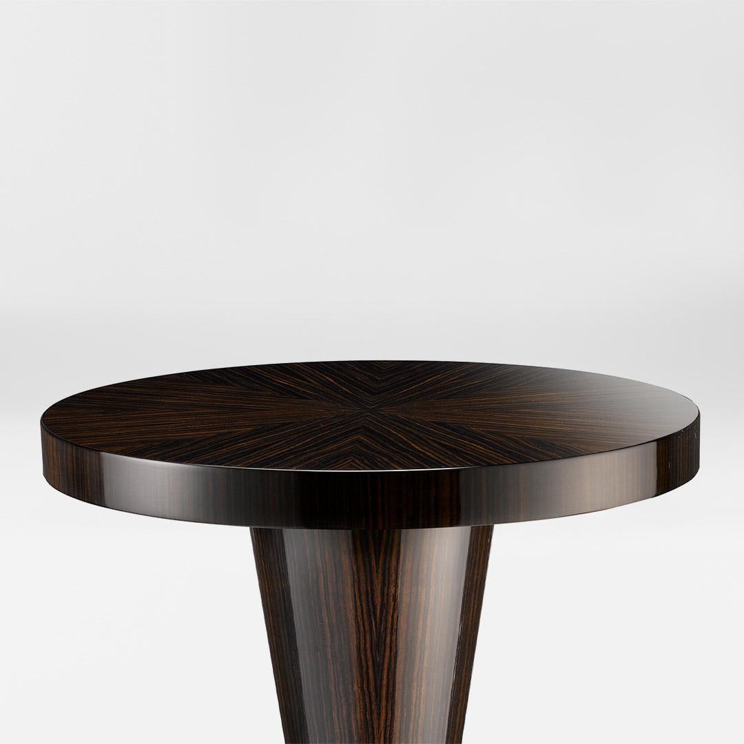 La table Adelaide est un clin d'œil au luxe classique avec sa forme inspirée des colonnes et ses jolis détails à facettes. 

Fièrement posé sur un piédestal lisse et effilé, le plateau circulaire a la taille idéale pour mettre en valeur une
