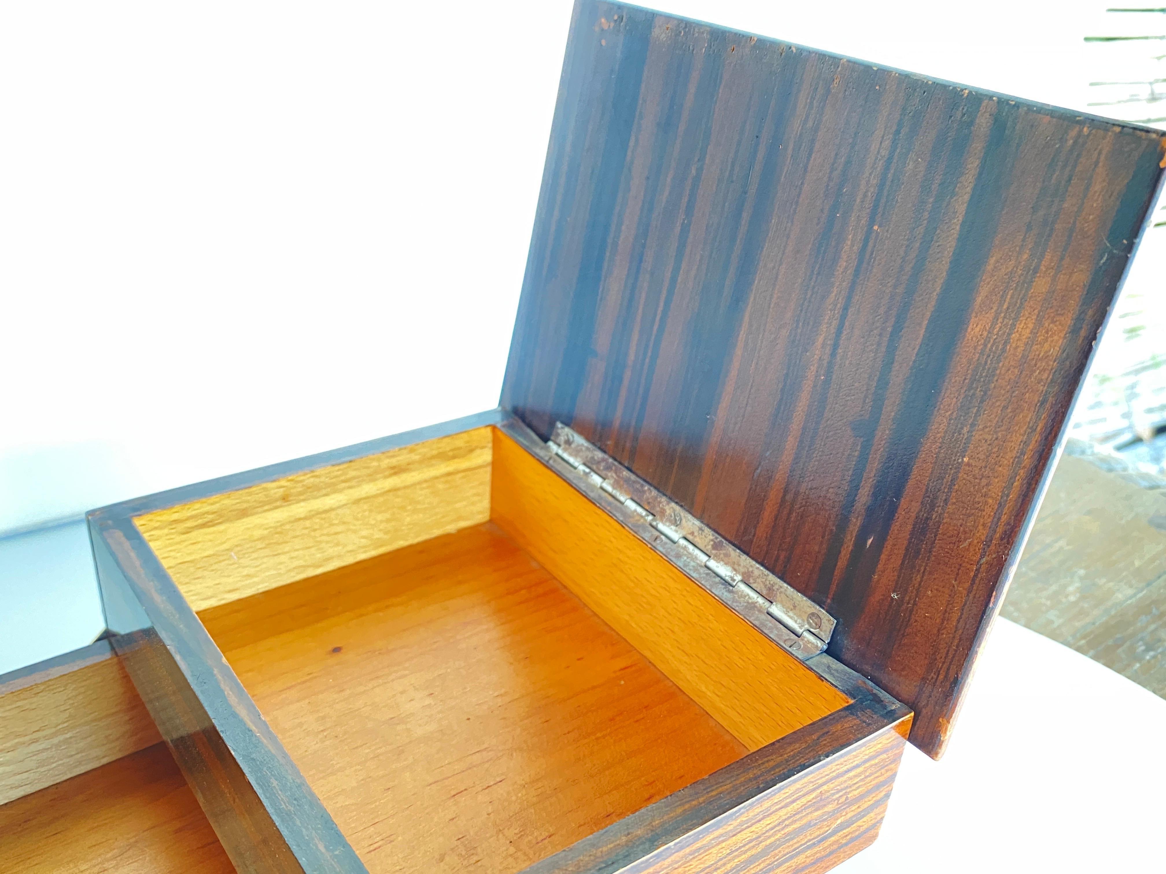 Boîte de jeu en ébène de Macassar et bois de satin, France, 1940, couleur marron en vente 1
