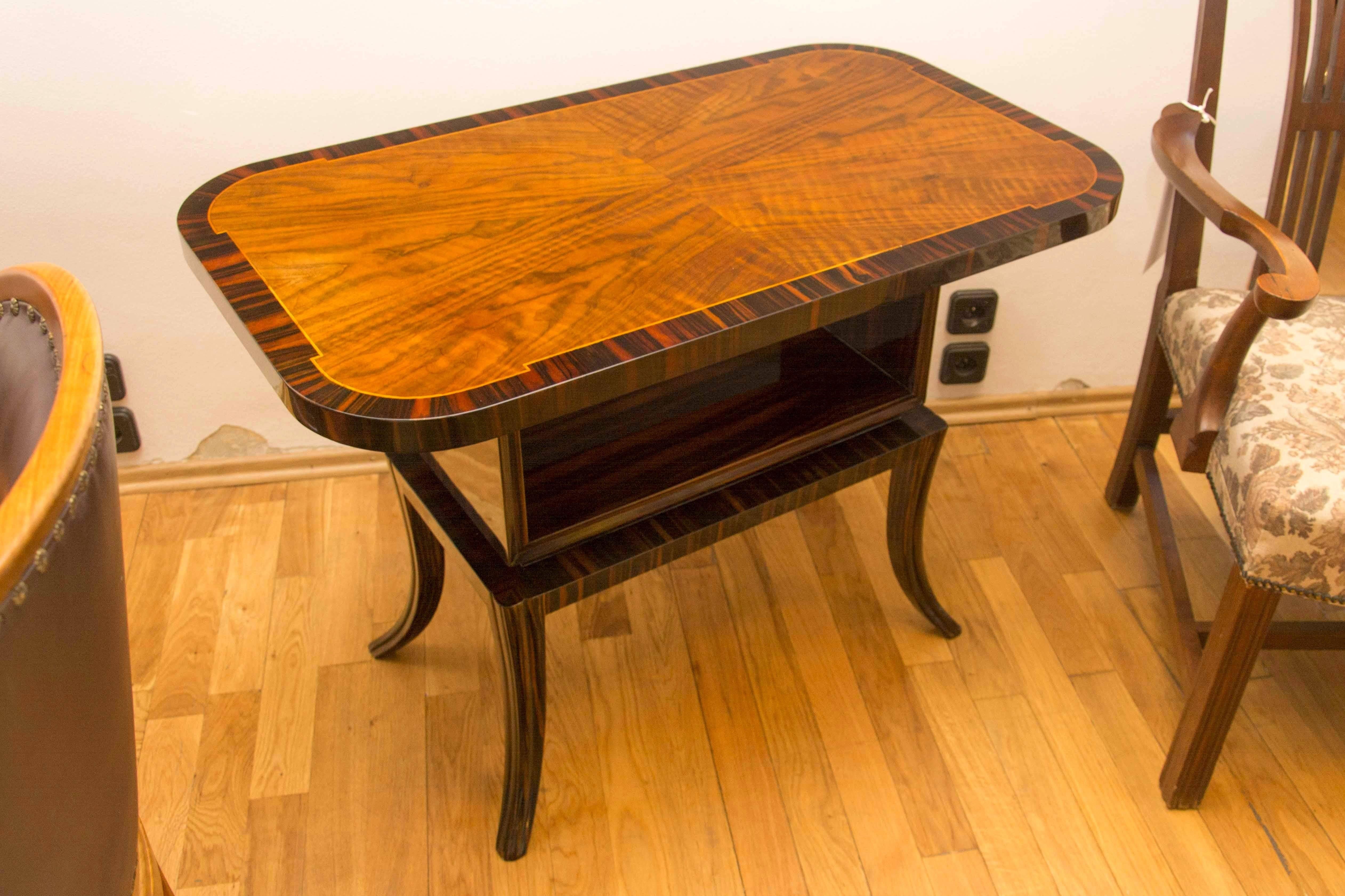 Table basse en ébène de Macassar et noyer, années 1930, Europe centrale en vente 2