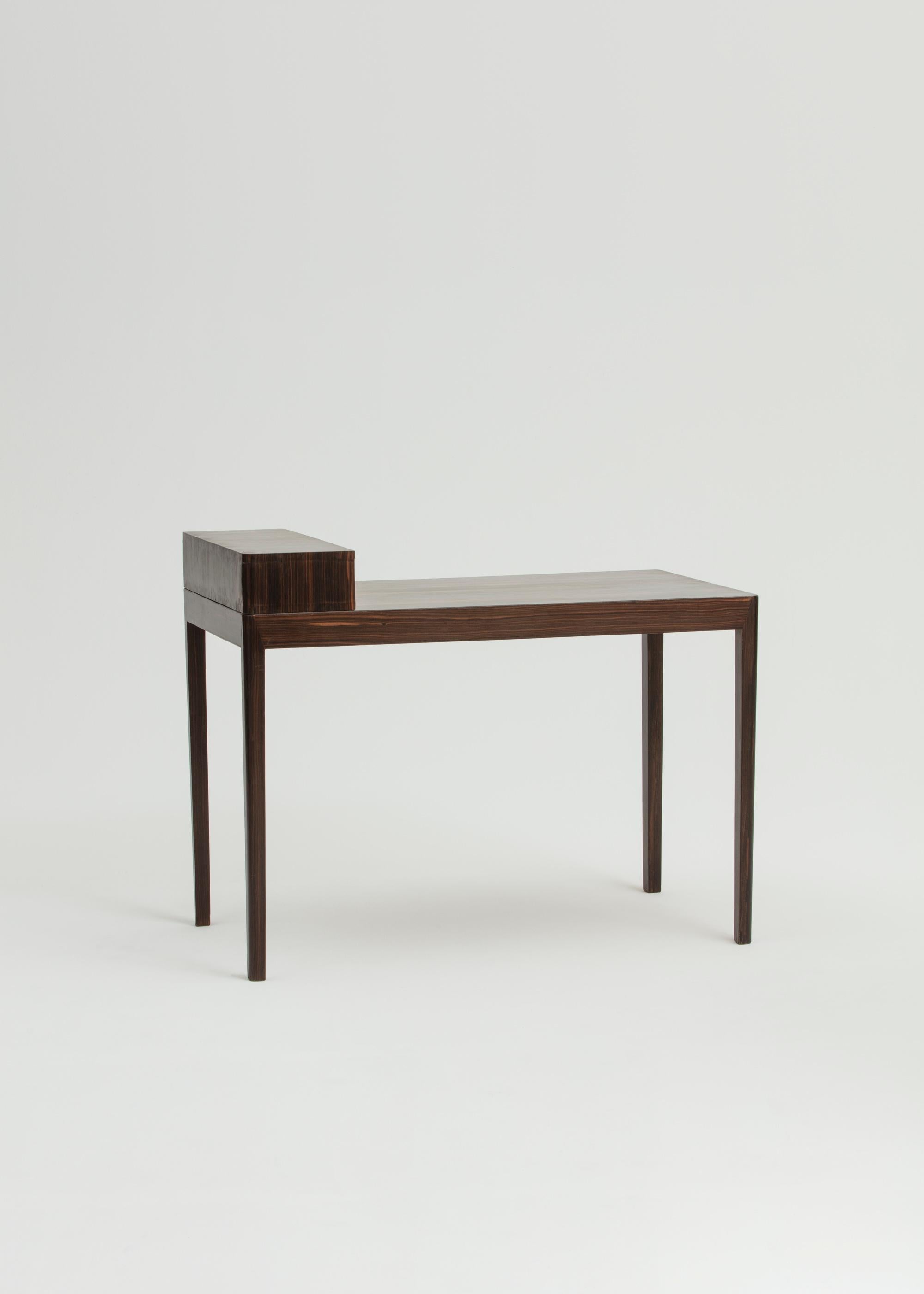 Bureau de Margareta Khler (1901-1974).

ca. 1938.

Ebène de Macassar.

Bureau avec plateau détachable et deux tiroirs.

Conçu par Margreta Khler pour Firma Futurum en 1938. Produit pour un intérieur privé à Norr Mlarstrand,