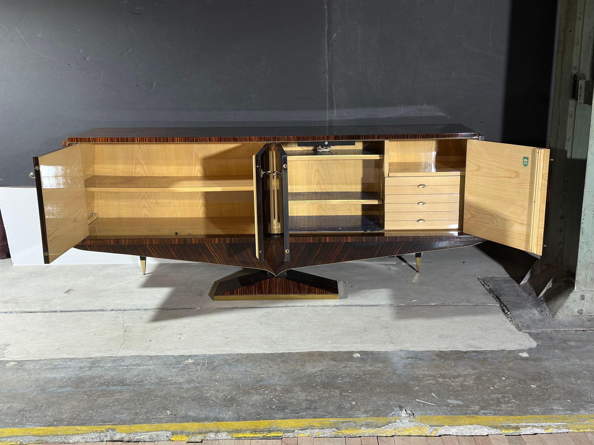 Credenza francese in ebano Macassar di N.F. Ameublement, 1950 in vendita 1