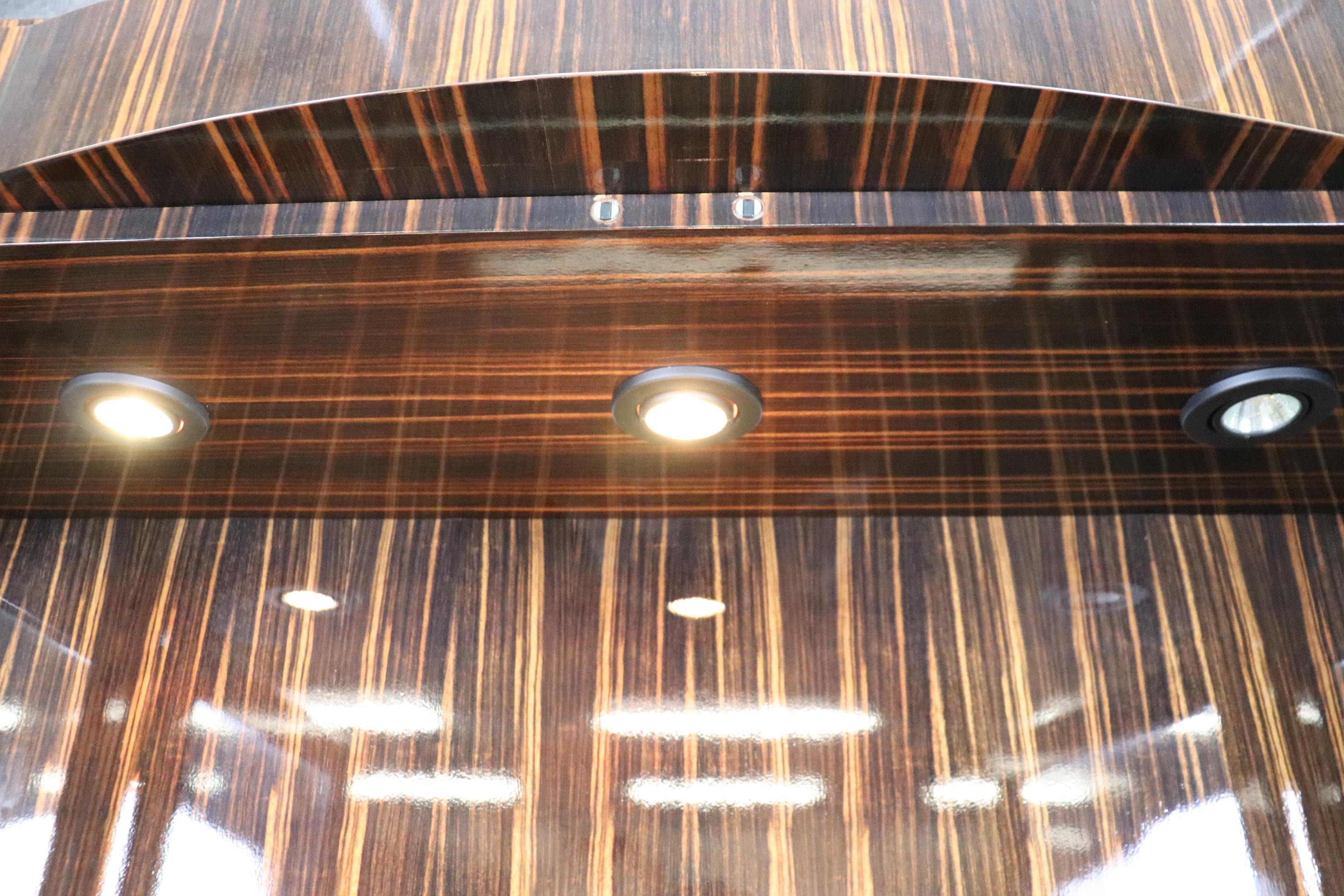 Macassar Ebony Lighted Contemporary French-Made Art Deco Vitrine Manner Ruhlmann In Good Condition For Sale In Swedesboro, NJ
