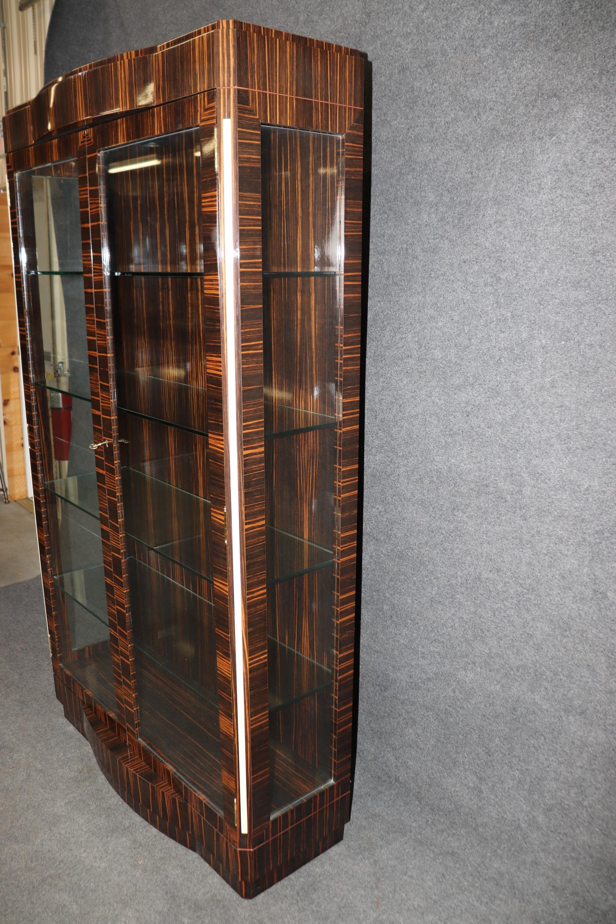 Macassar Ebony Lighted Contemporary French-Made Art Deco Vitrine Manner Ruhlmann For Sale 1