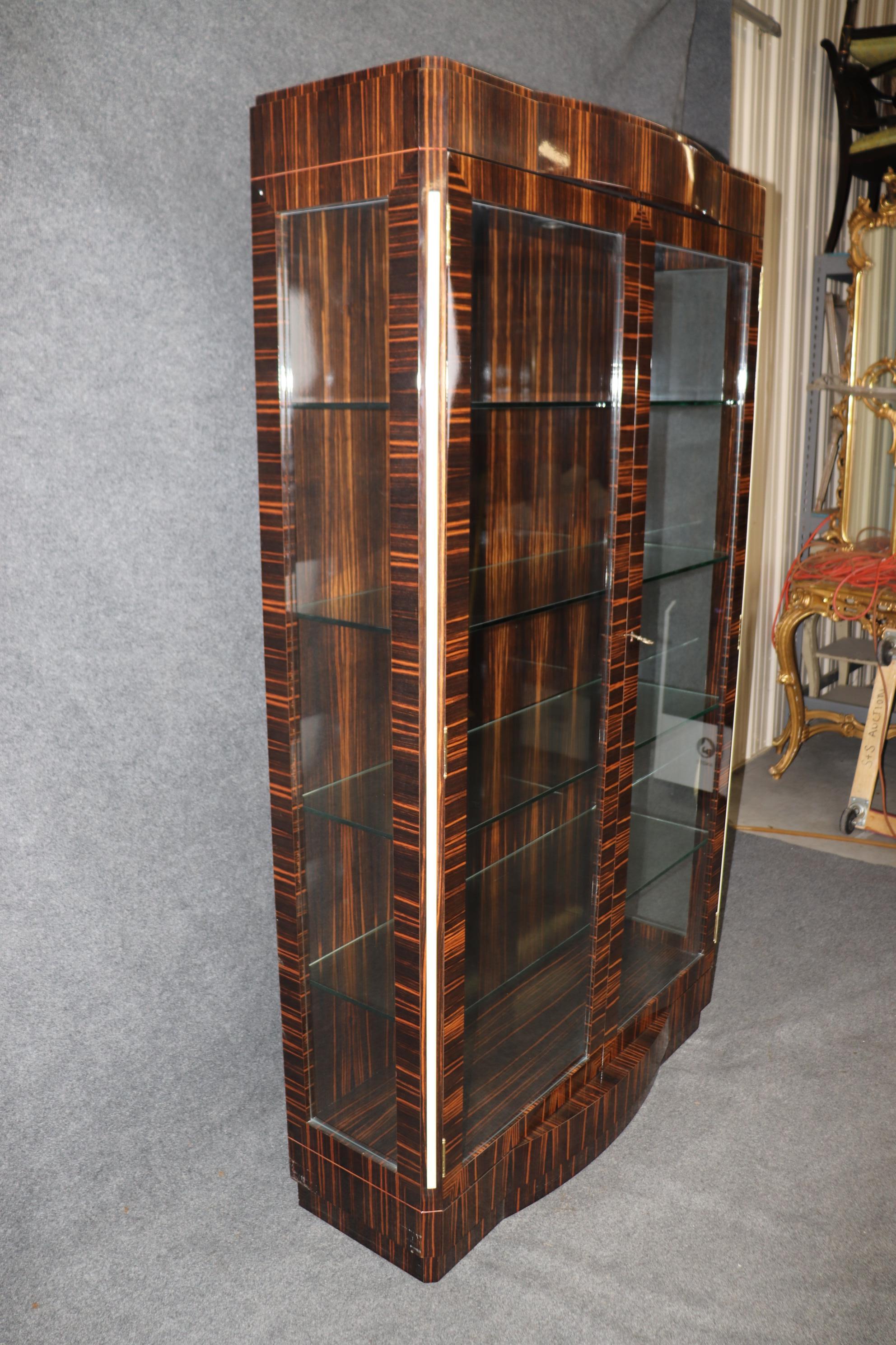 Macassar Ebony Lighted Contemporary French-Made Art Deco Vitrine Manner Ruhlmann For Sale 2