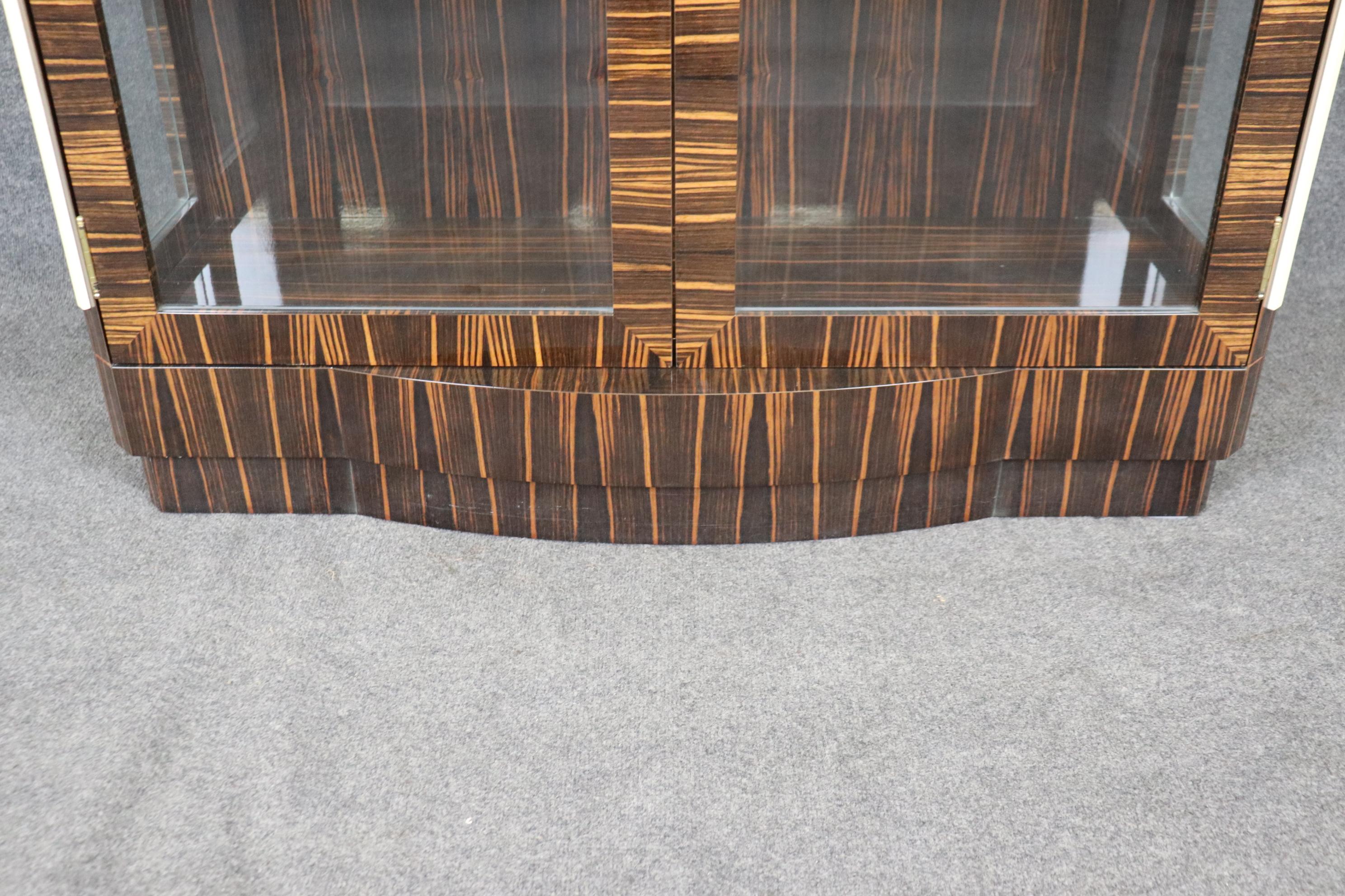 Macassar Ebony Lighted Contemporary French-Made Art Deco Vitrine Manner Ruhlmann For Sale 4