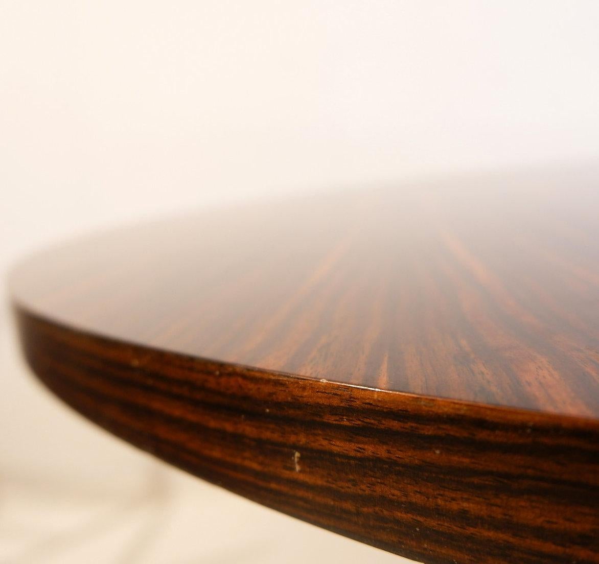 Table ronde en ébène de Macassar Ø 128cm
Table à manger ronde Ø 128cm
Mesures : Ø128cm H:76cm
Matériaux : Macassart - Steele
Usure conforme à l'âge et à l'utilisation : Pertes mineures / Voir Photos 