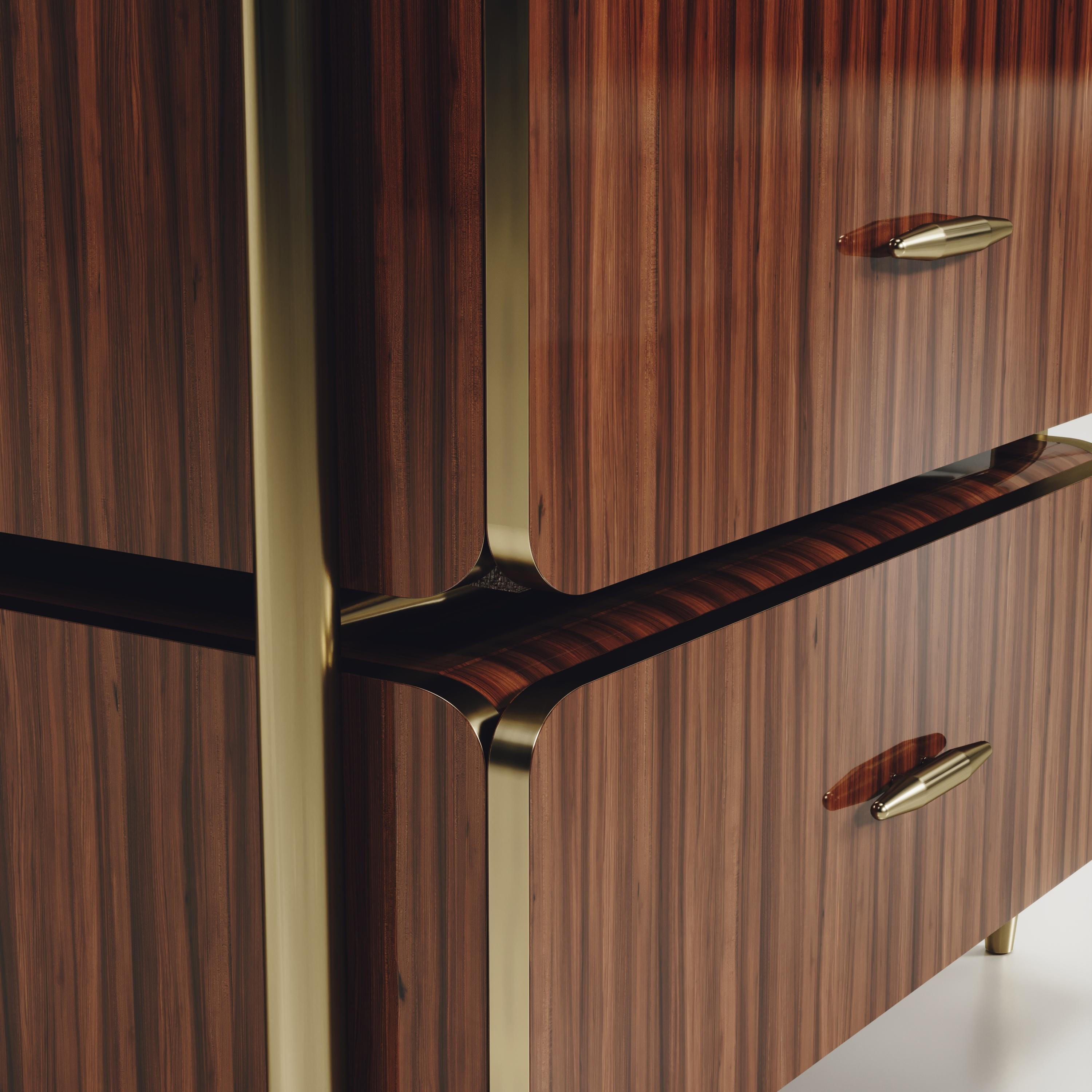Mesilla de noche de madera de macasar con detalles de latón by Kifu Paris Siglo XXI y contemporáneo en venta