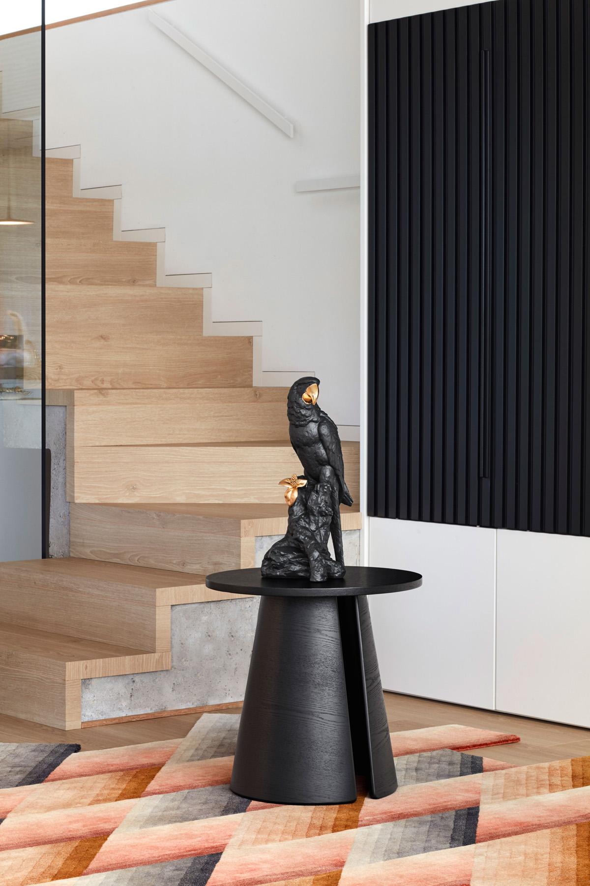 Creazione in porcellana di un'ara maestosa della collezione Boldblack. Questo elegante ara in edizione limitata, uno dei più popolari uccelli tropicali, è una delle prime creazioni della collezione Boldblack, caratterizzata da una decorazione