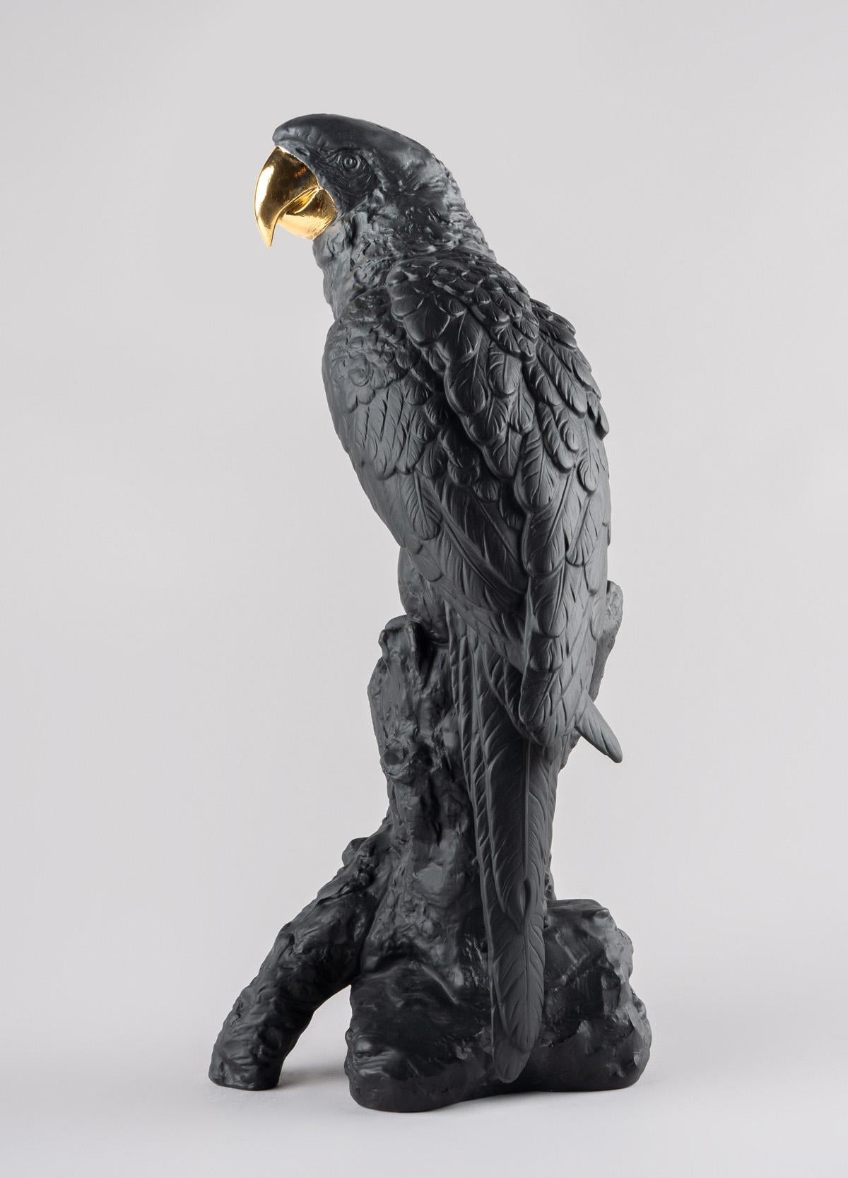 Fatto a mano Scultura di uccello macao Lladró, nero-oro, edizione limitata in vendita
