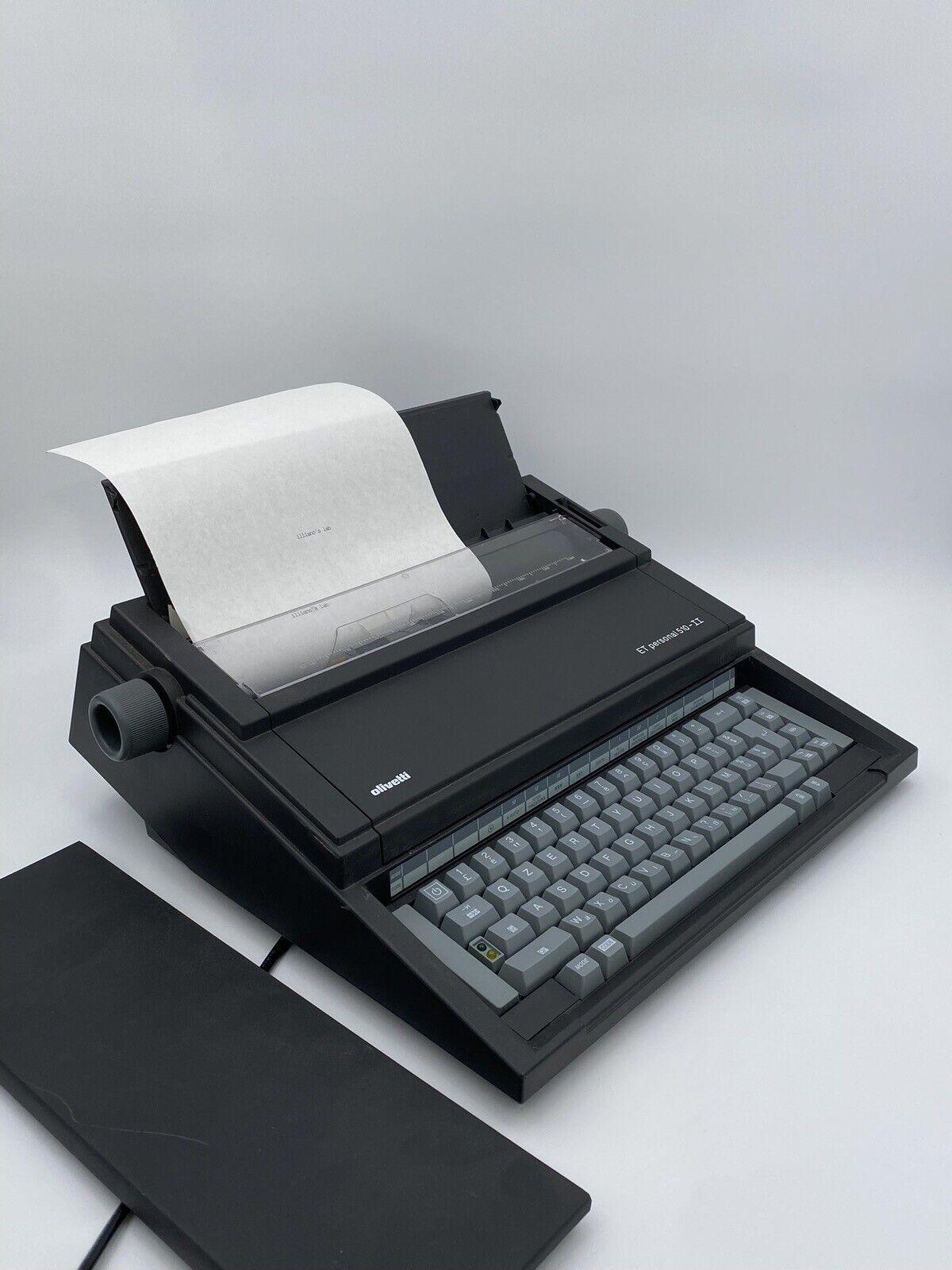 macchina da Scrivere Olivetti Et personal 50 II

Degli anni 80.

In ottime condizioni conservative, non vi è alcun difetto estetico o strutturale da segnalare, solo lievi ed ovvi segni del tempo presenti. (Vedi foto)