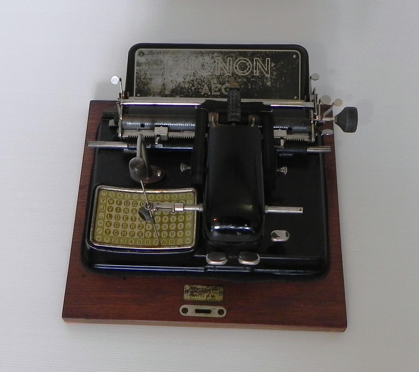 aEG typewriter, mod Mignon 2, 1920s.  portable model complete with wooden box. in good condition, all original.   operation has not been verified, but all buttons and levers work.