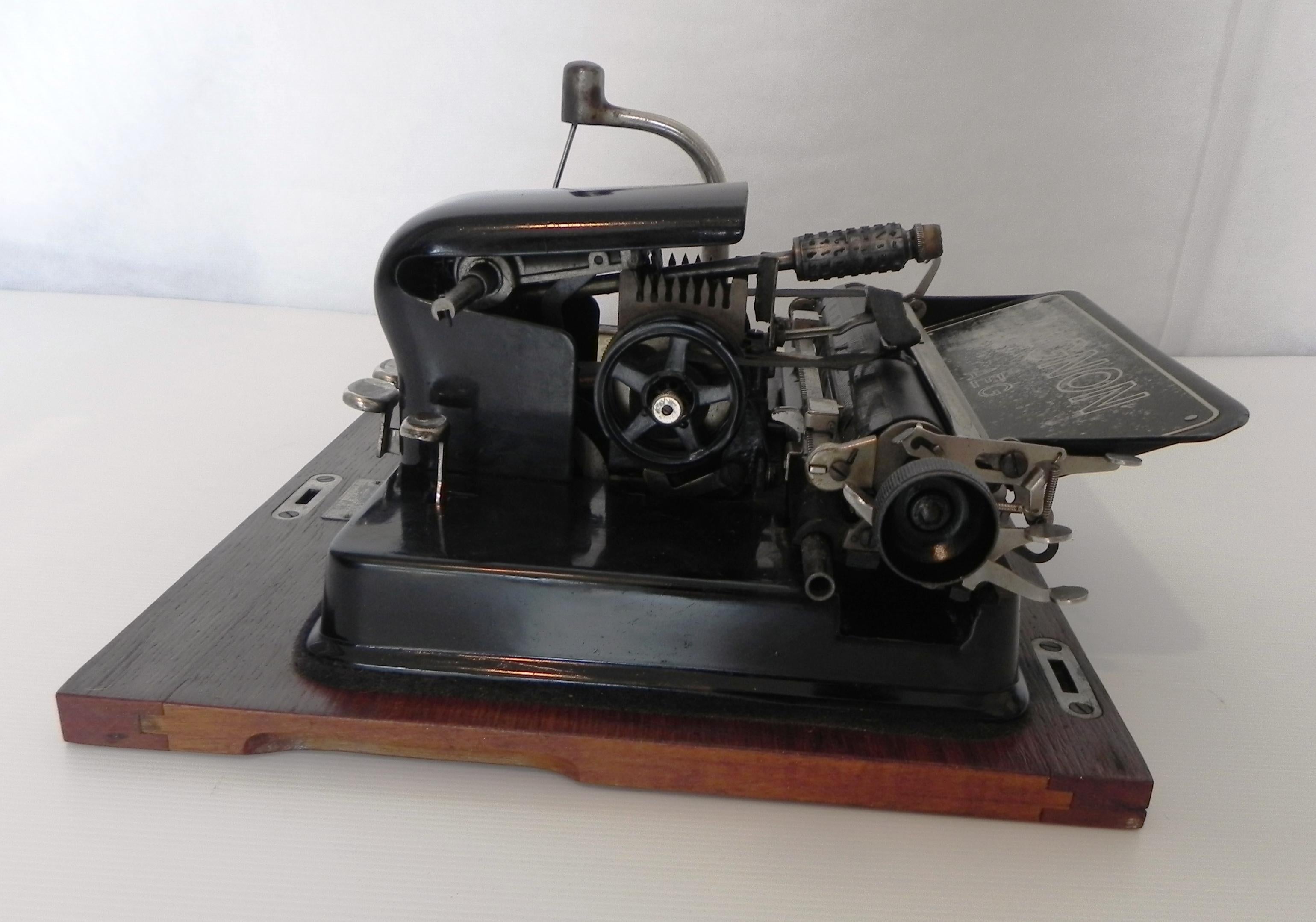 aEG Mignon typewriter, 1920s. In Fair Condition For Sale In Felino, IT