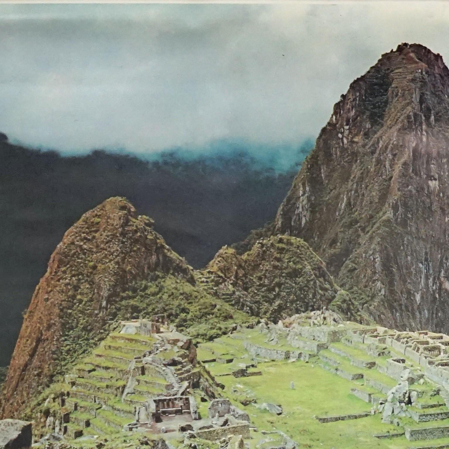 Macchu Picchu Inca City Peru, Vintage-Fotoplakat, Rollbare Wandtafel

Das Pull-Down-Fotoposter zeigt die mystische Inkastadt Macchu Picchu in Peru. Herausgegeben von Westermann. Farbenfroher Druck auf mit Leinwand verstärktem