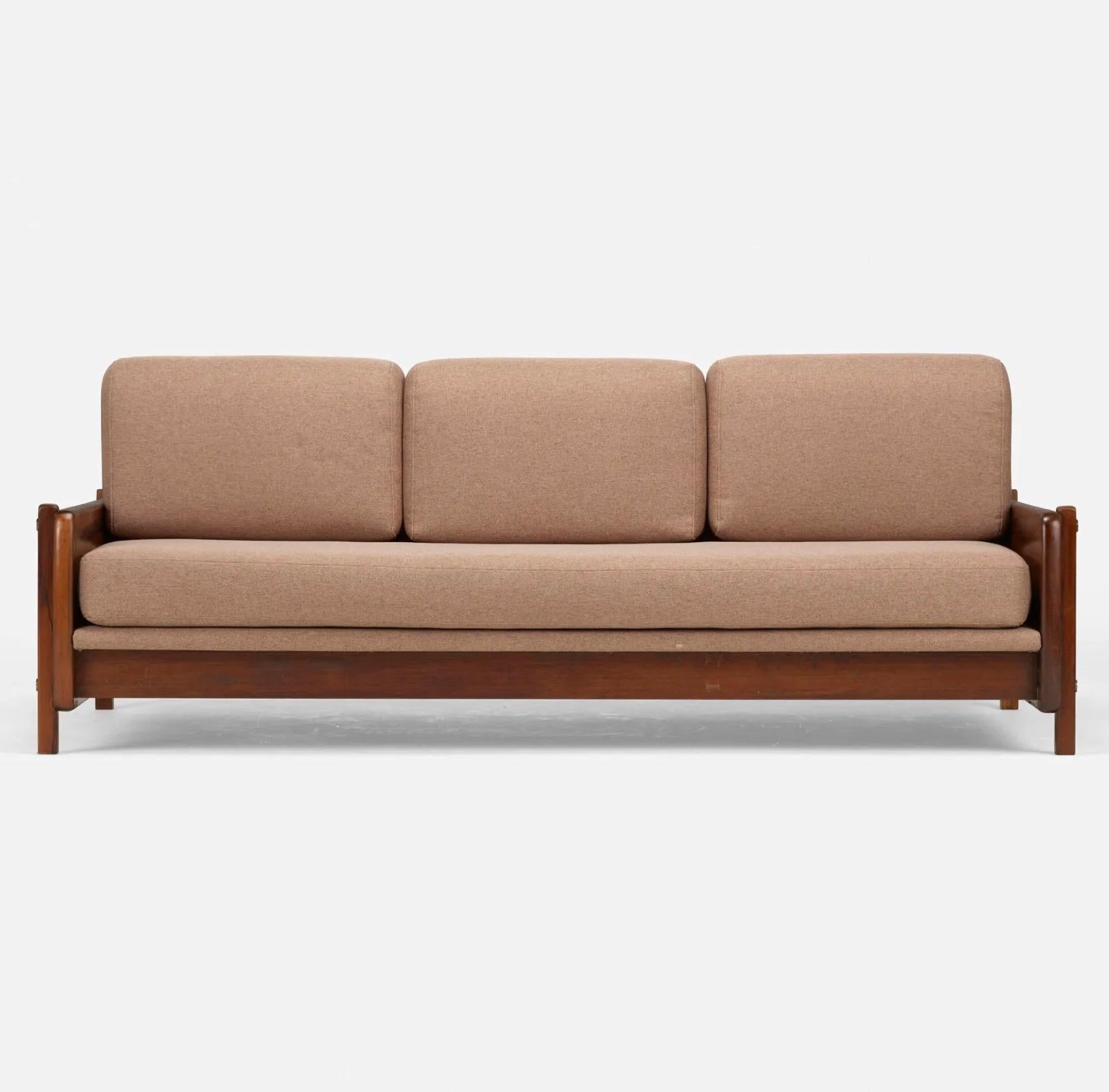 Mid-Century Modern 'Macedo' Brazilain Rosewood Sofa by Sergio Rodrigues for OCA Brazil, 1960s For Sale