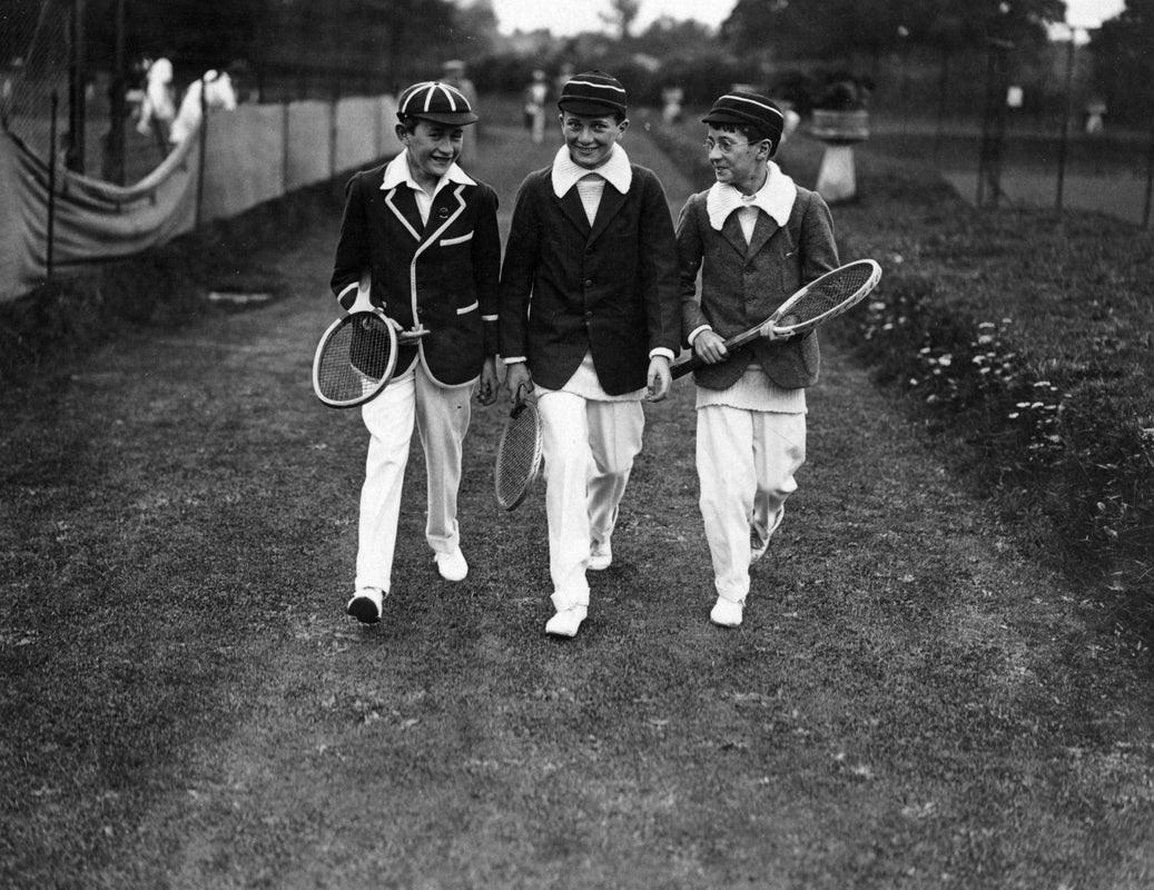 "Junge Wettbewerber" von MacGregor

11. August 1925: Drei junge Wettkämpfer treffen auf den Plätzen für das Open Junior Lawn Tennis Tournament in Brockenhurst, Hampshire, ein.

Ungerahmt
Papierformat: 20" x 24'' (Zoll)
Gedruckt 2022