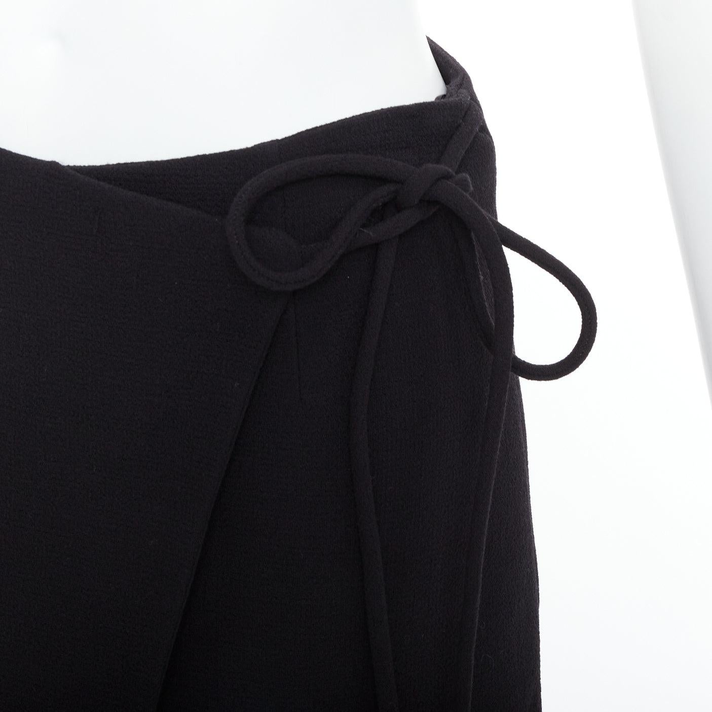 MACH & MACH 2022 Gonna a portafoglio con fiocco smerlato nero 100% lana FR36 XS
Riferimento: KYCG/A00099
Marchio: Mach & Mach
Collezione: 2022
Materiale: Lana
Colore: nero
Modello: Tinta unita
Chiusura: zip
Fodera: Tessuto nero
Dettagli extra: Zip