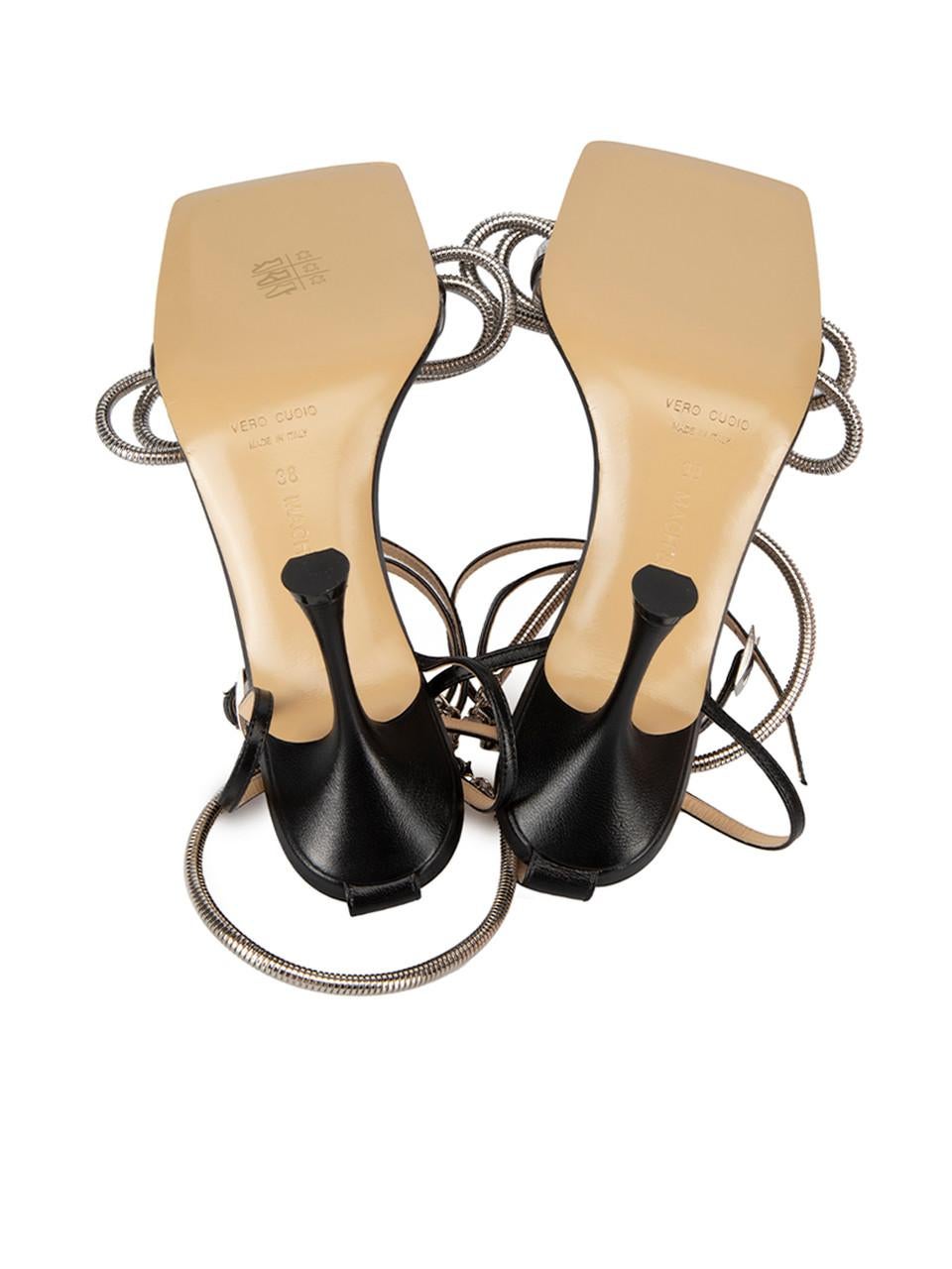 Mach & Mach Sandali open toe in pelle nera con fiocco in metallo taglia IT 38 In condizioni Nuovo in vendita a London, GB