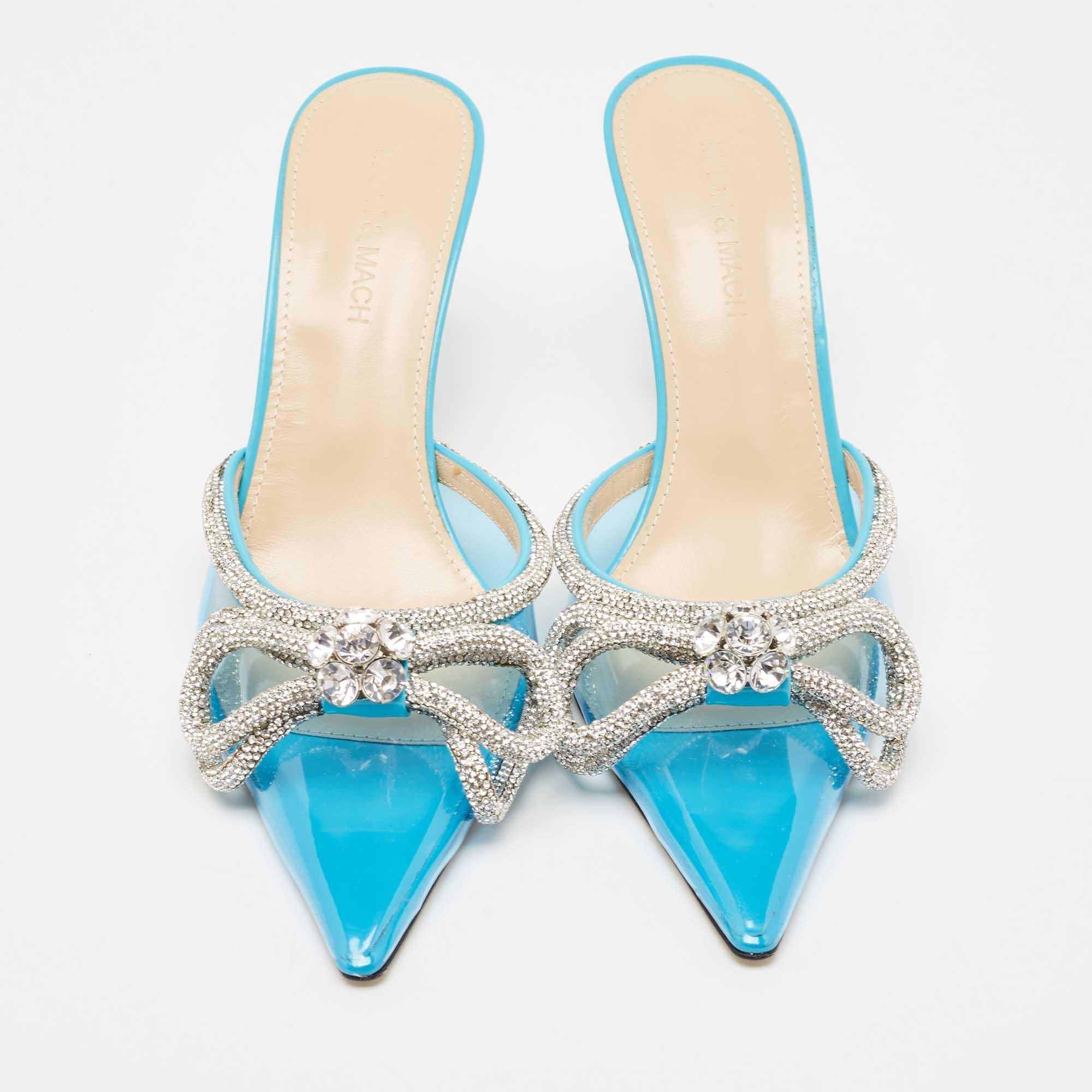 Añade estos regios mules Mach & Mach a tu armario y prepárate con glamour para esas fiestas y eventos especiales. Fabricados en PVC, estos zapatos de salón con puntera afilada presentan adornos de cristal en forma de doble lazo en la parte