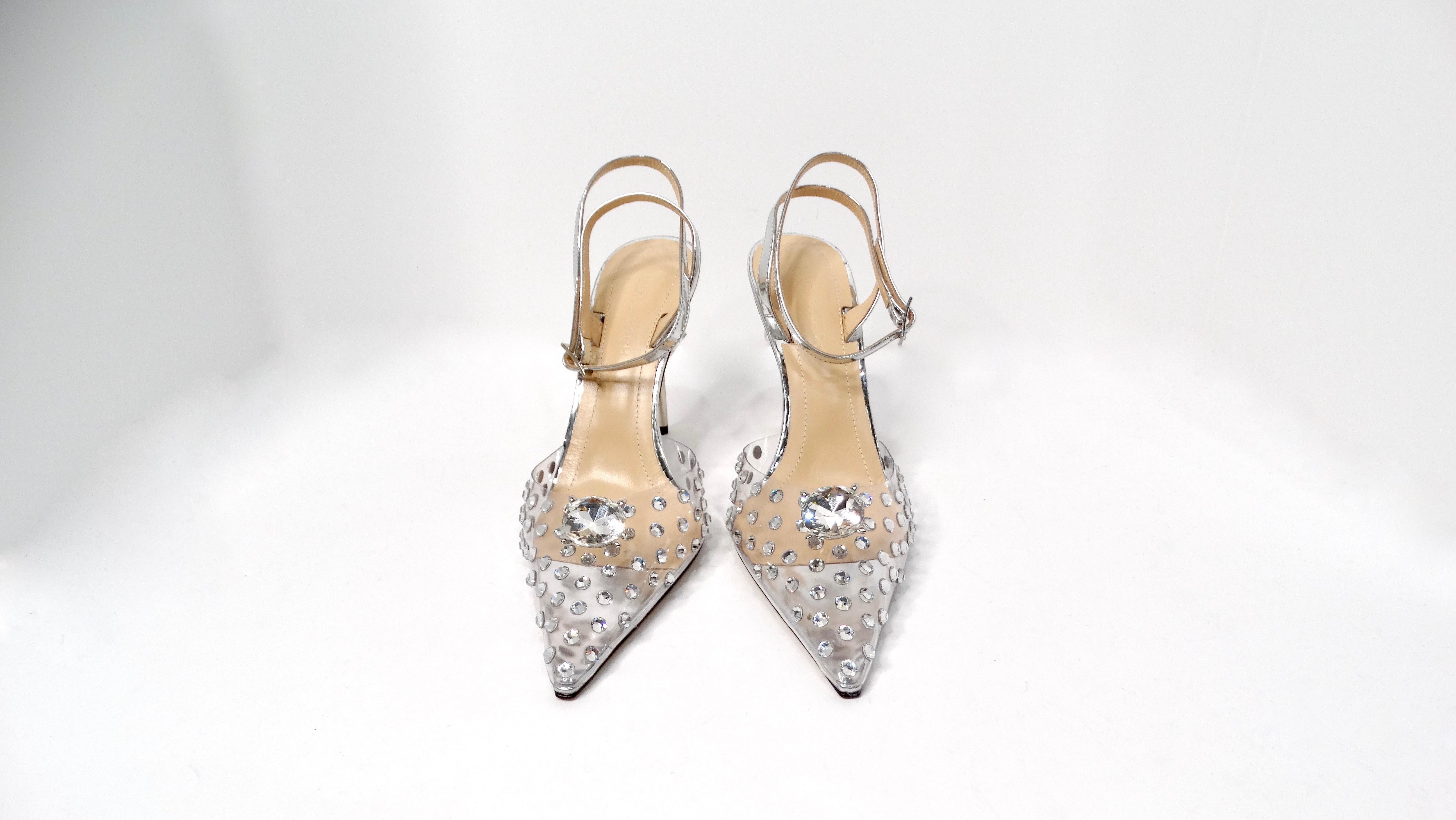 Le Pumps a spillo trasparenti impreziosite da cristalli di Mach & Mach sono una squisita incarnazione di glamour e raffinatezza, realizzate meticolosamente in Italia. Queste splendide décolleté sono caratterizzate da una straordinaria base in PVC e