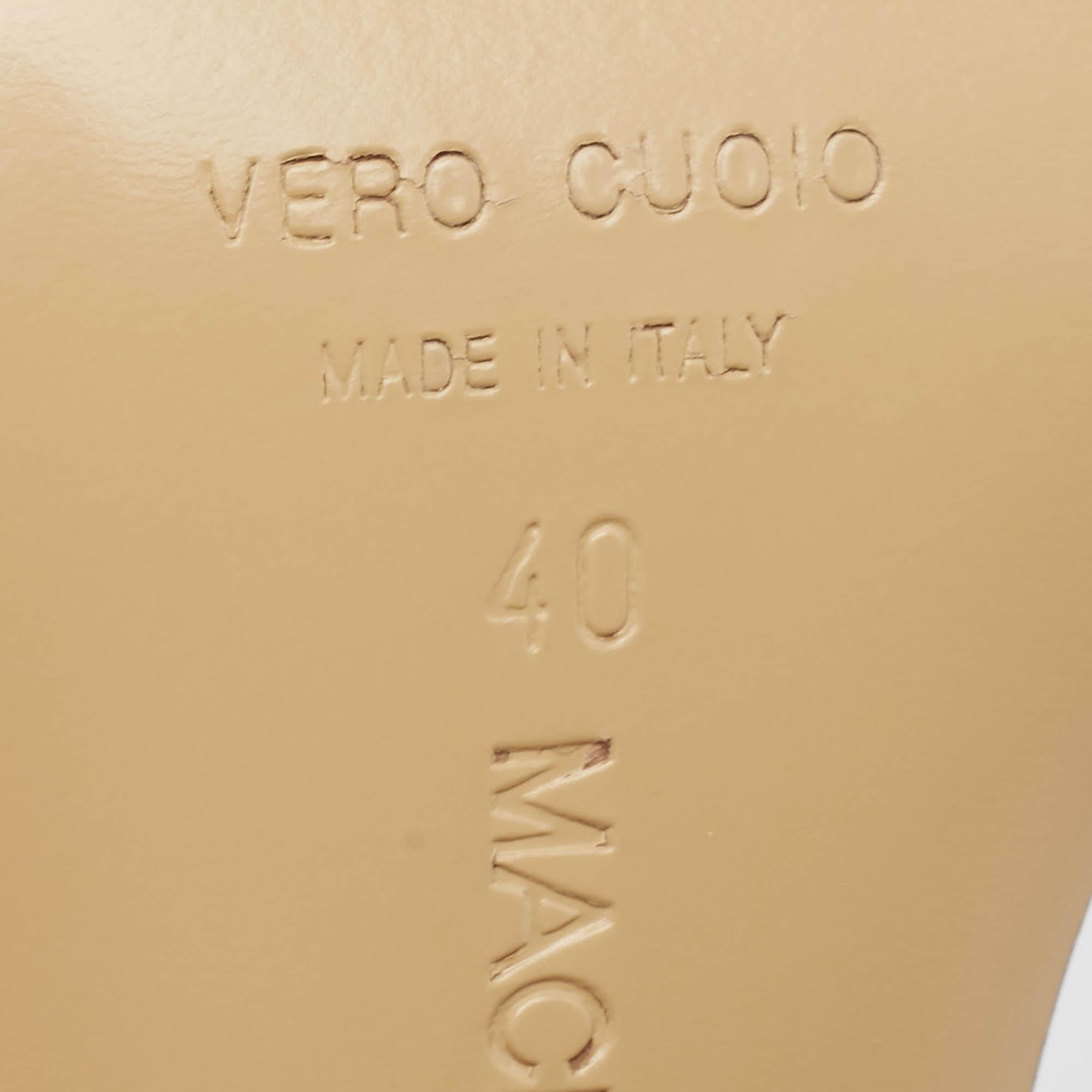 Glissez-vous dans l'incarnation du luxe ludique avec les sandales Mach & Mach. Réalisées avec une attention méticuleuse aux détails, ces sandales présentent un charmant nœud français. Elles sont fabriquées en cuir irisé pour un look captivant et