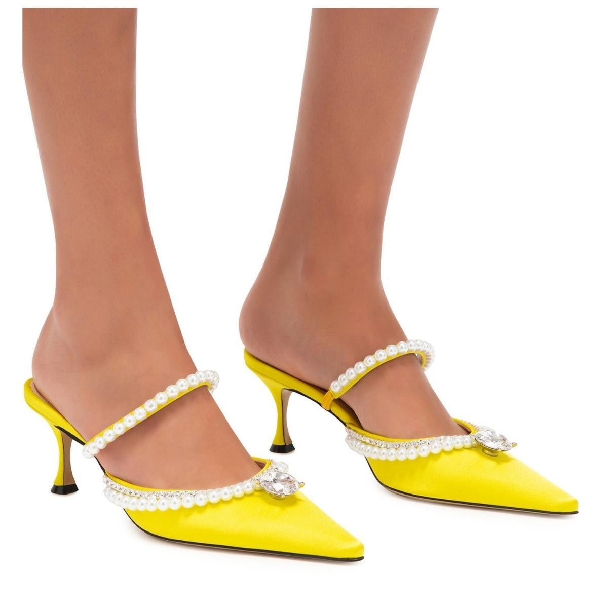 Talons en satin de soie de couleur jaune. Détails en fausses perles et cristaux sur l'empeigne.
Bout pointu
Semelle en cuir grainé de couleur beige
Talon kitten couvert avec injection de caoutchouc
Semelle en cuir de couleur beige
Talon : H2.5