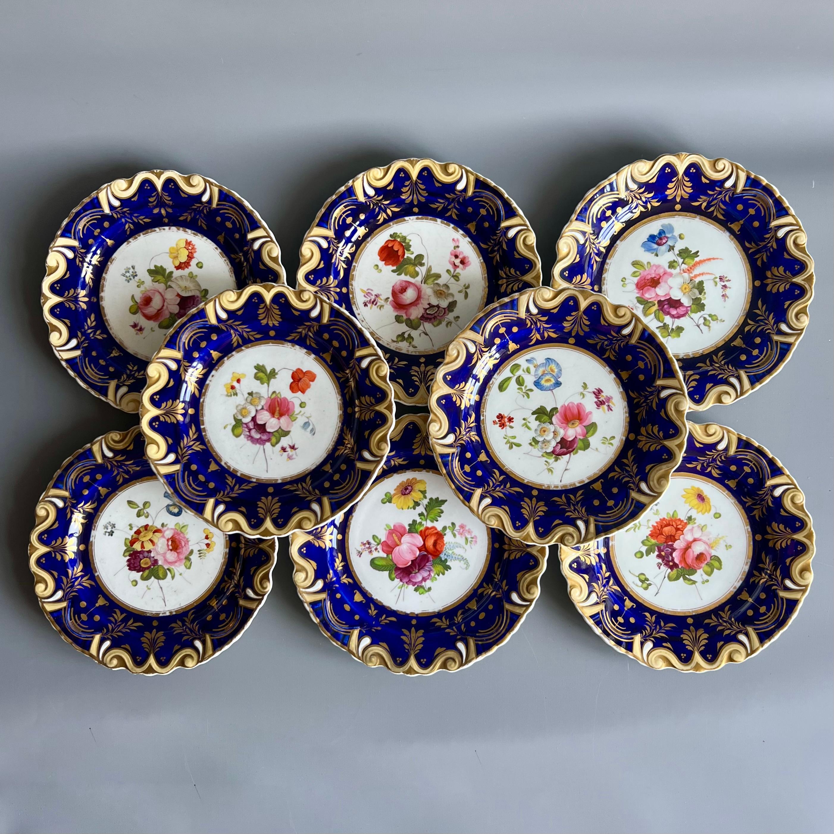 Il s'agit d'un magnifique service à dessert en pièces détachées réalisé par Machin vers 1825, période connue sous le nom de Regency. Les objets présentent la célèbre moulure 