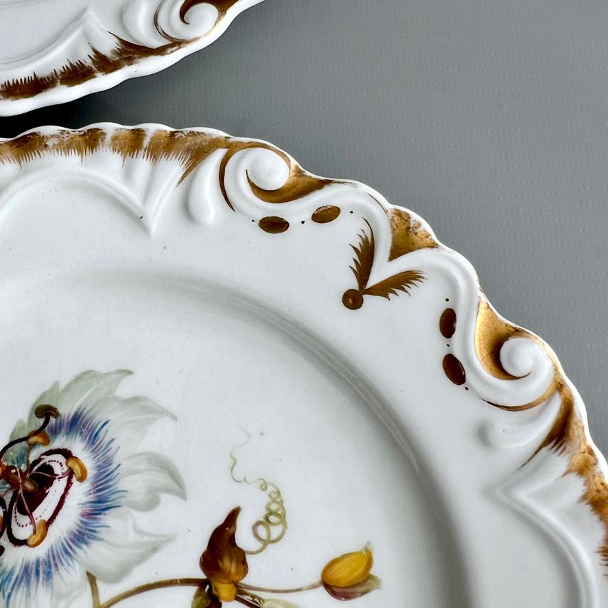 Ensemble Machin de 6 assiettes en forme de moustache, blanche avec fleurs, vers 1825 en vente 8